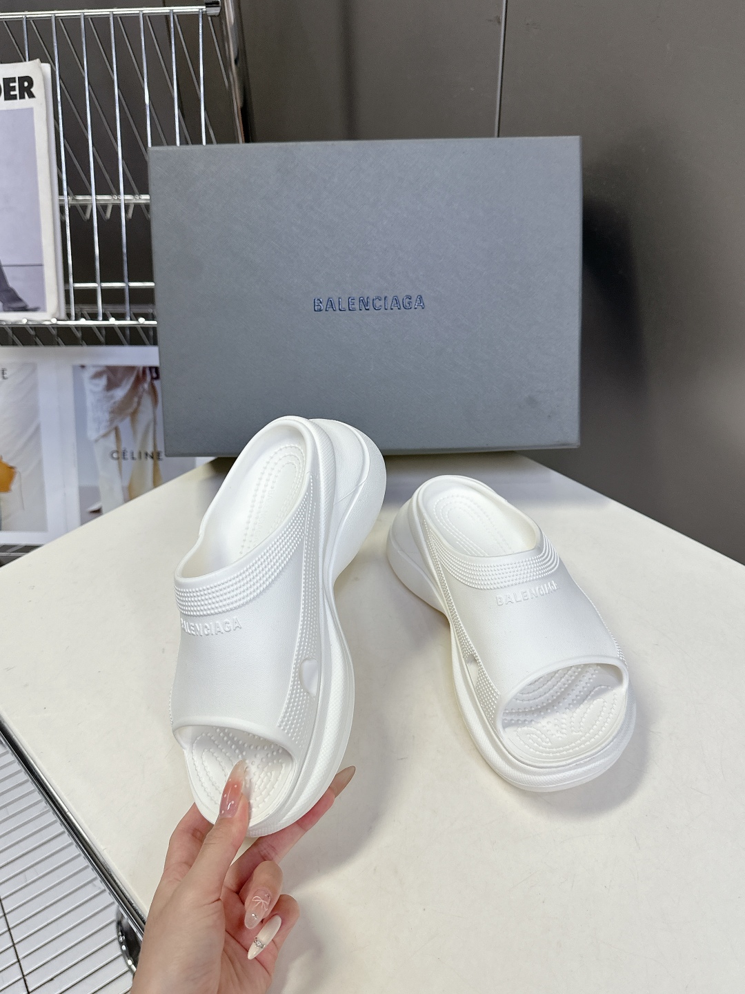  BALENCIAGA巴黎世家春夏情侣款拖鞋👉最新款✨系列推出探索时尚界对于原创与挪用的概念、以全新系列