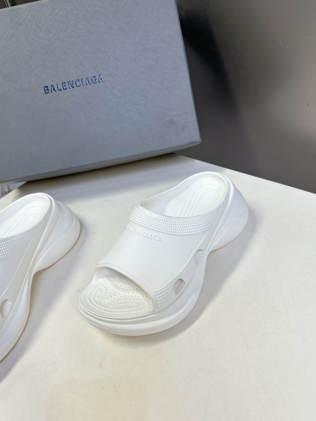  BALENCIAGA巴黎世家春夏情侣款拖鞋👉最新款✨系列推出探索时尚界对于原创与挪用的概念、以全新系列
