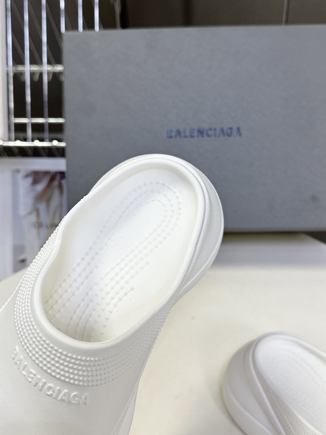  BALENCIAGA巴黎世家春夏情侣款拖鞋👉最新款✨系列推出探索时尚界对于原创与挪用的概念、以全新系列