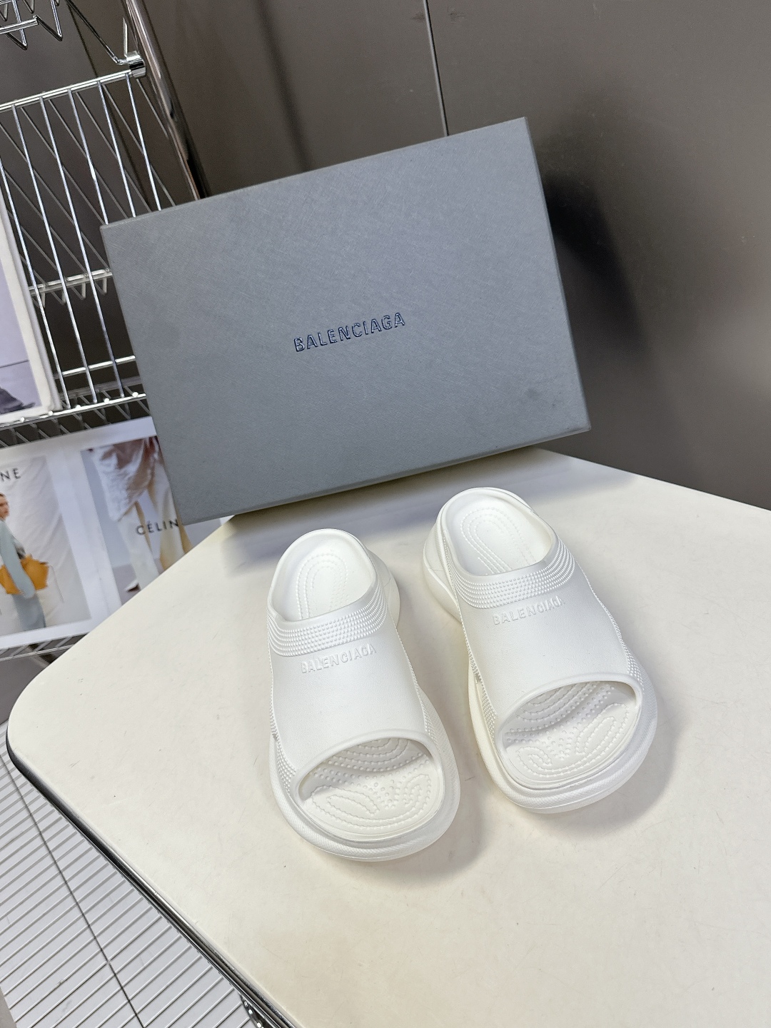  BALENCIAGA巴黎世家春夏情侣款拖鞋👉最新款✨系列推出探索时尚界对于原创与挪用的概念、以全新系列
