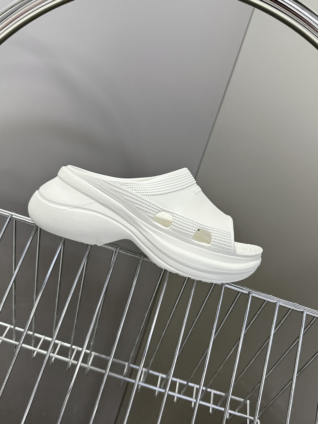  BALENCIAGA巴黎世家春夏情侣款拖鞋👉最新款✨系列推出探索时尚界对于原创与挪用的概念、以全新系列