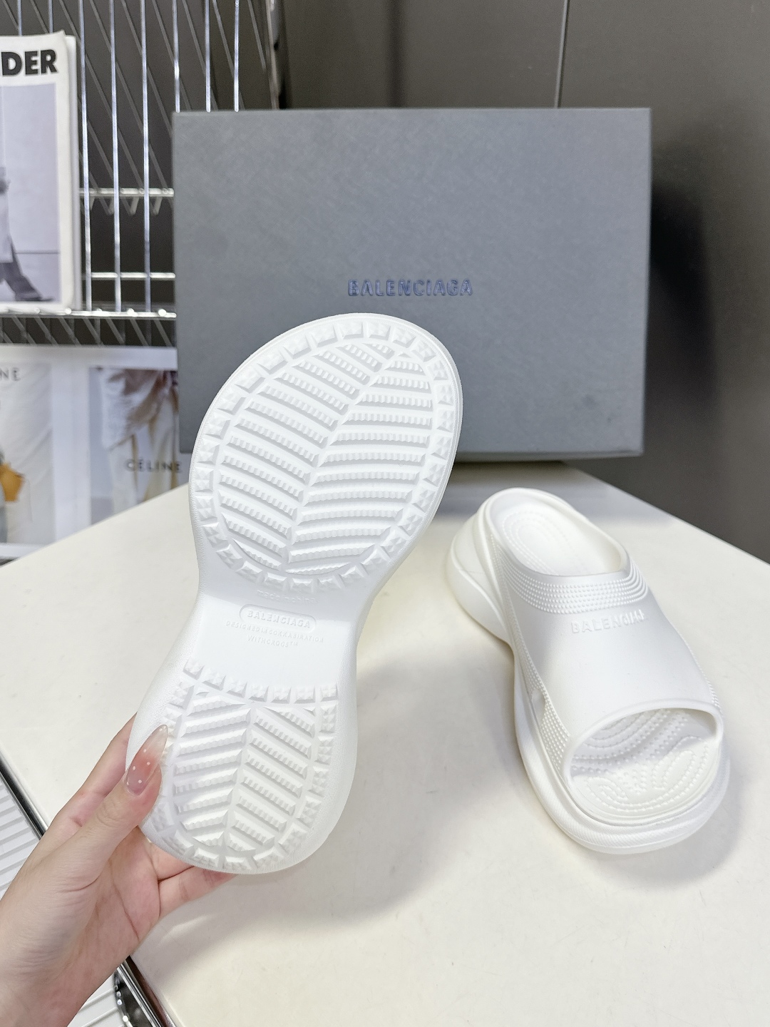  BALENCIAGA巴黎世家春夏情侣款拖鞋👉最新款✨系列推出探索时尚界对于原创与挪用的概念、以全新系列