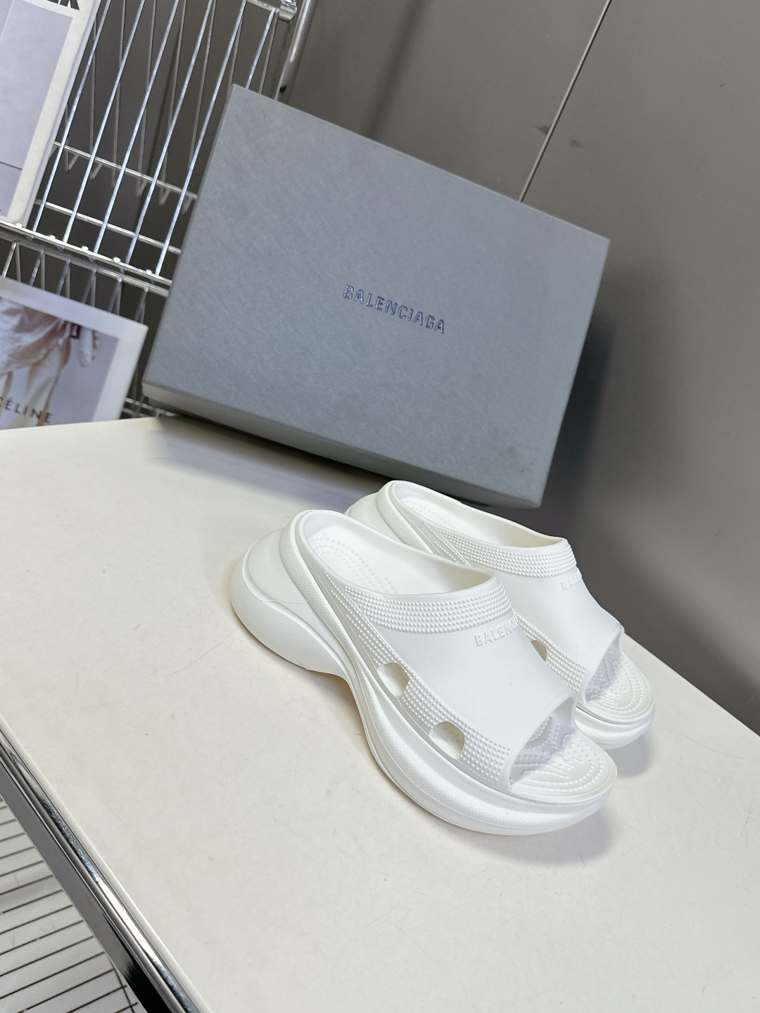  BALENCIAGA巴黎世家春夏情侣款拖鞋👉最新款✨系列推出探索时尚界对于原创与挪用的概念、以全新系列