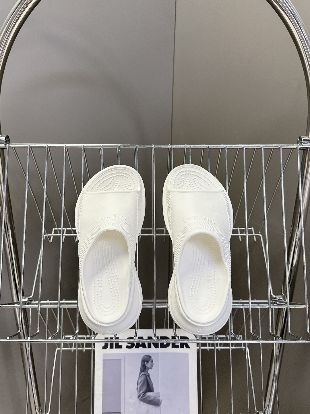  BALENCIAGA巴黎世家春夏情侣款拖鞋👉最新款✨系列推出探索时尚界对于原创与挪用的概念、以全新系列