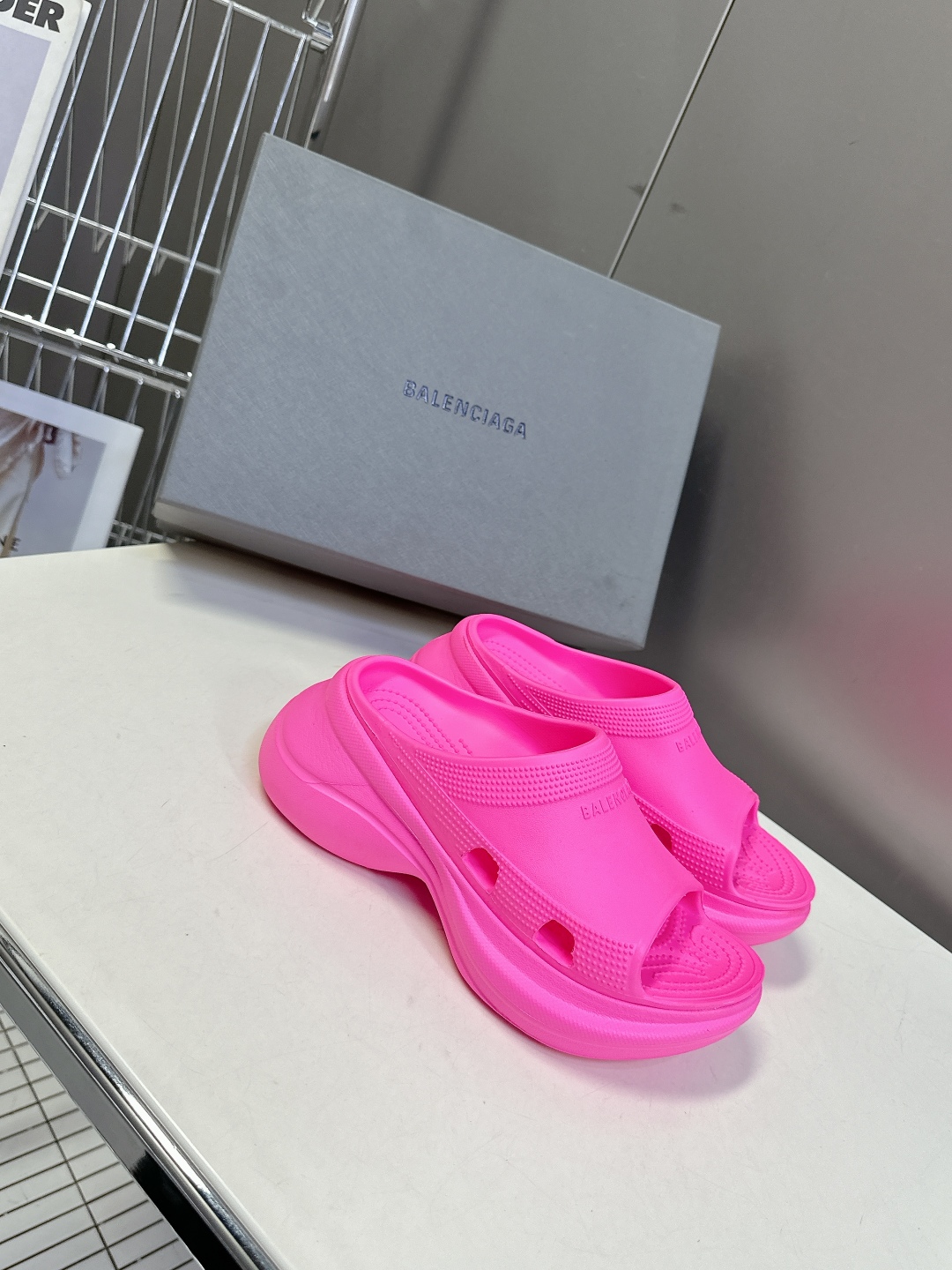  BALENCIAGA巴黎世家春夏情侣款拖鞋👉最新款✨系列推出探索时尚界对于原创与挪用的概念、以全新系列