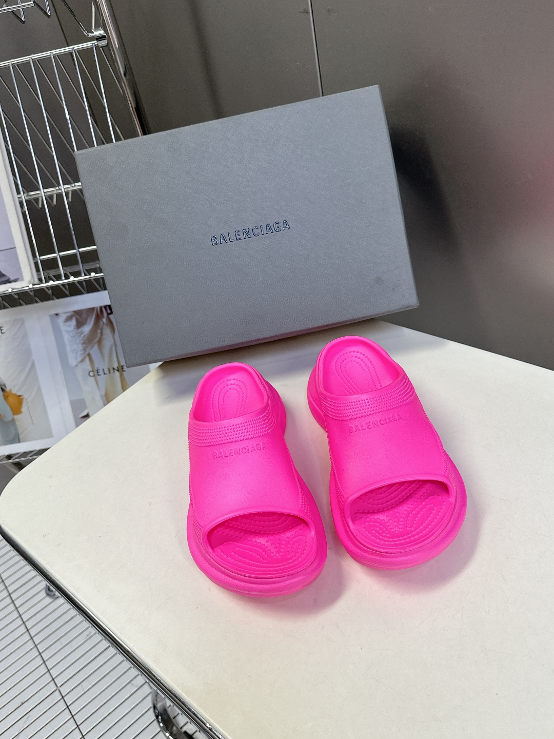 BALENCIAGA巴黎世家春夏情侣款拖鞋👉最新款✨系列推出探索时尚界对于原创与挪用的概念、以全新系列