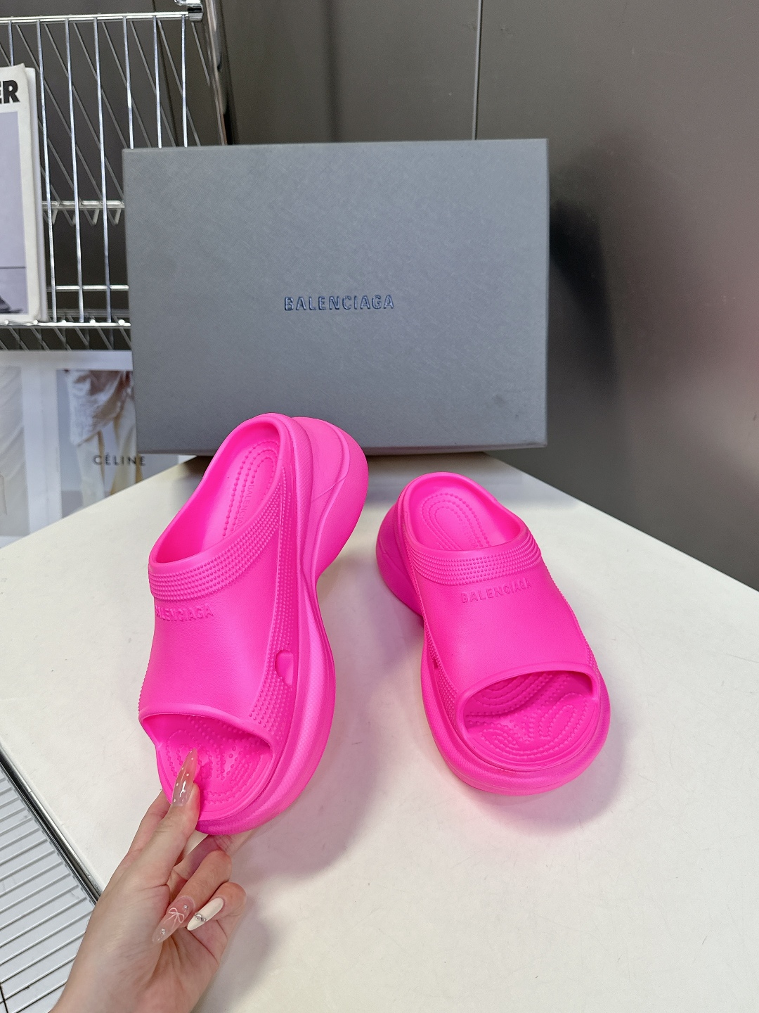  BALENCIAGA巴黎世家春夏情侣款拖鞋👉最新款✨系列推出探索时尚界对于原创与挪用的概念、以全新系列