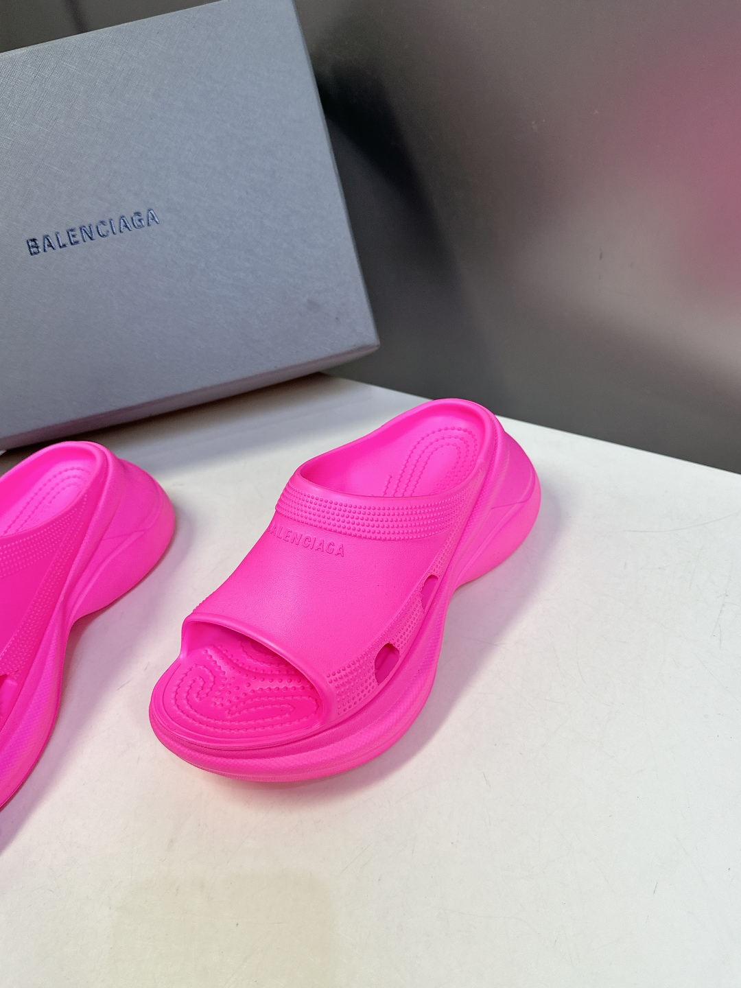  BALENCIAGA巴黎世家春夏情侣款拖鞋👉最新款✨系列推出探索时尚界对于原创与挪用的概念、以全新系列