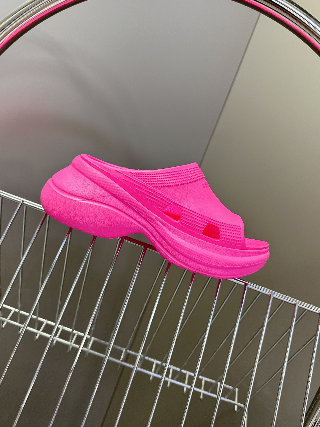 BALENCIAGA巴黎世家春夏情侣款拖鞋👉最新款✨系列推出探索时尚界对于原创与挪用的概念、以全新系列