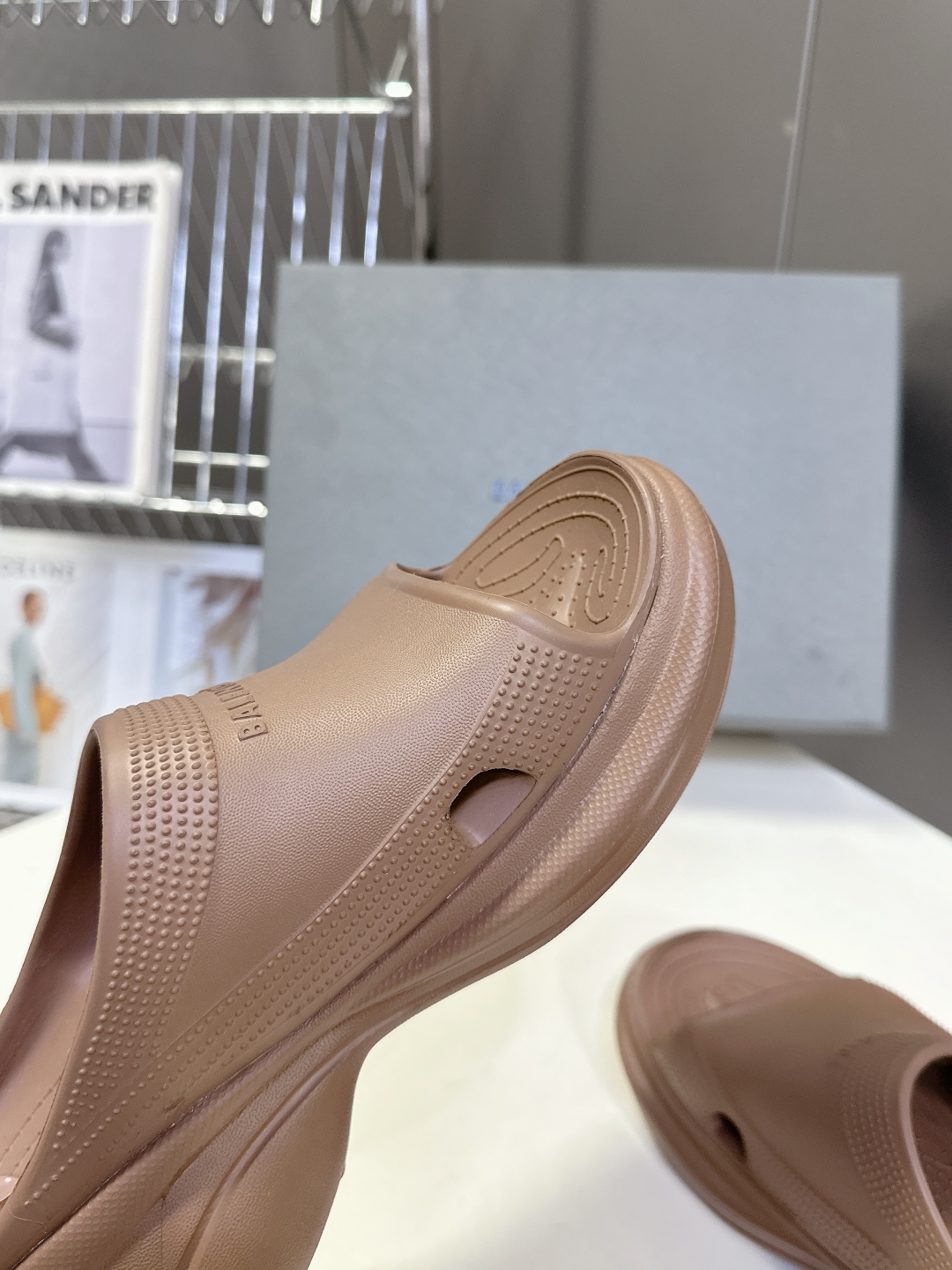  BALENCIAGA巴黎世家春夏情侣款拖鞋👉最新款✨系列推出探索时尚界对于原创与挪用的概念、以全新系列