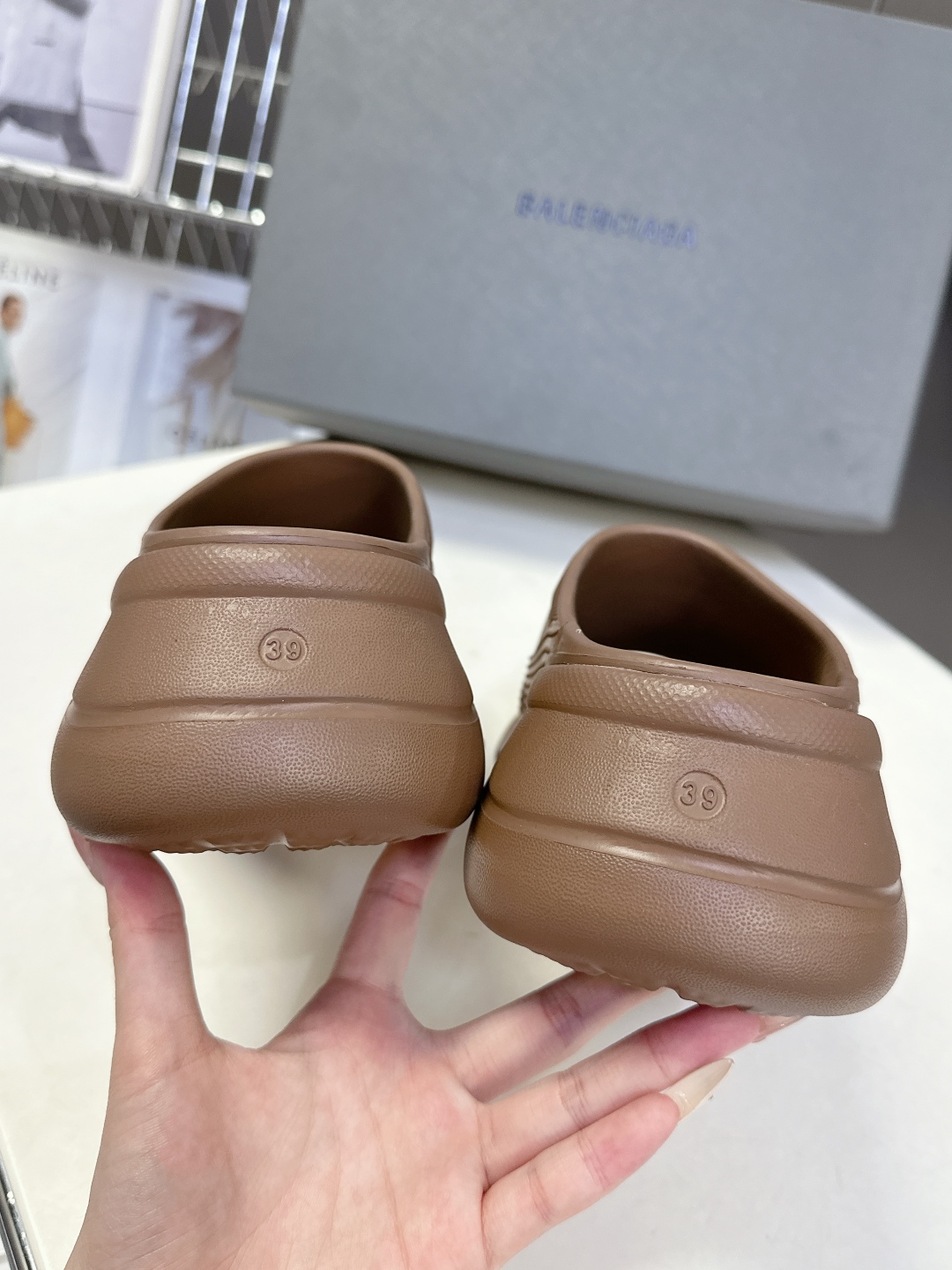  BALENCIAGA巴黎世家春夏情侣款拖鞋👉最新款✨系列推出探索时尚界对于原创与挪用的概念、以全新系列