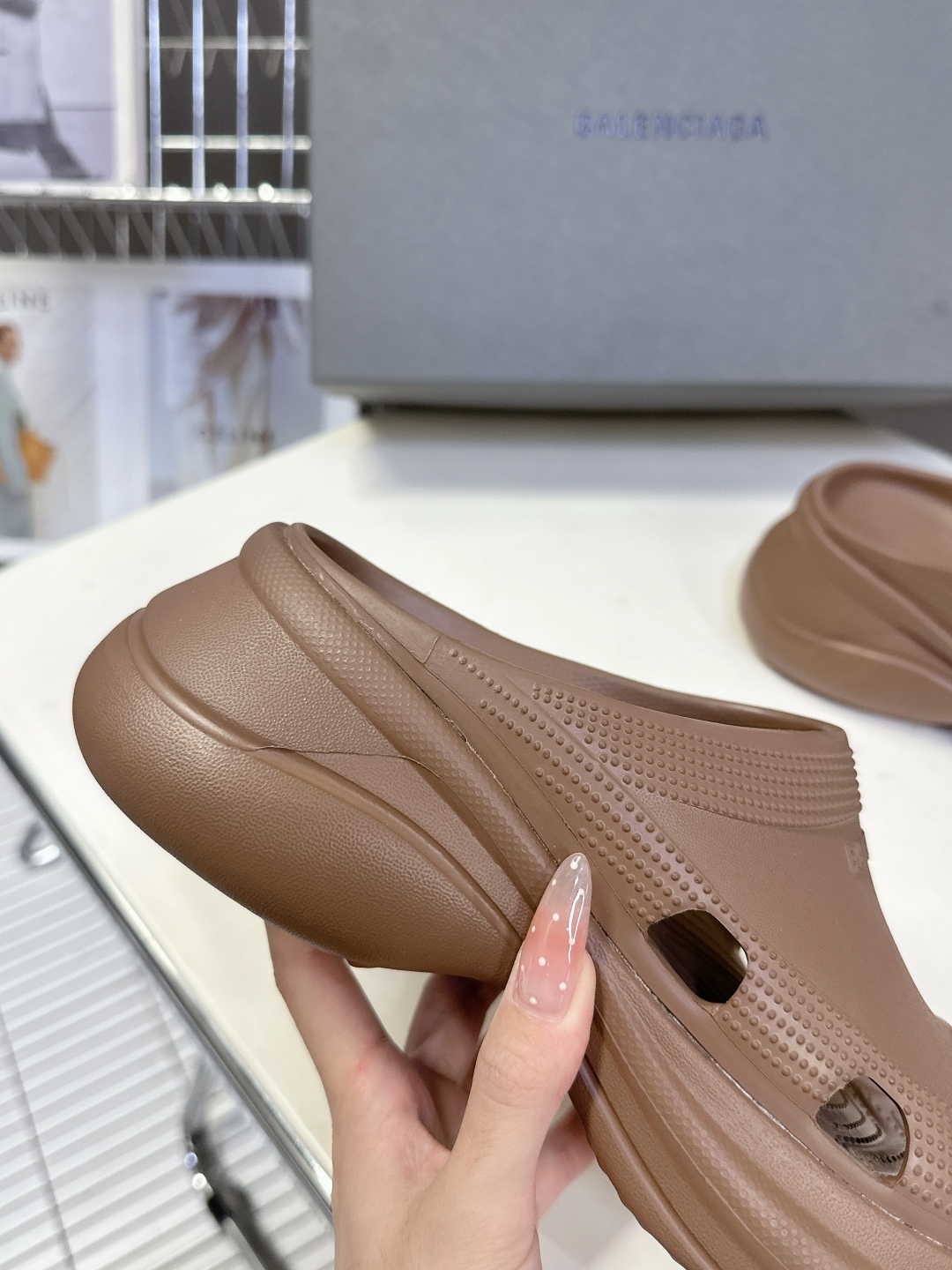  BALENCIAGA巴黎世家春夏情侣款拖鞋👉最新款✨系列推出探索时尚界对于原创与挪用的概念、以全新系列