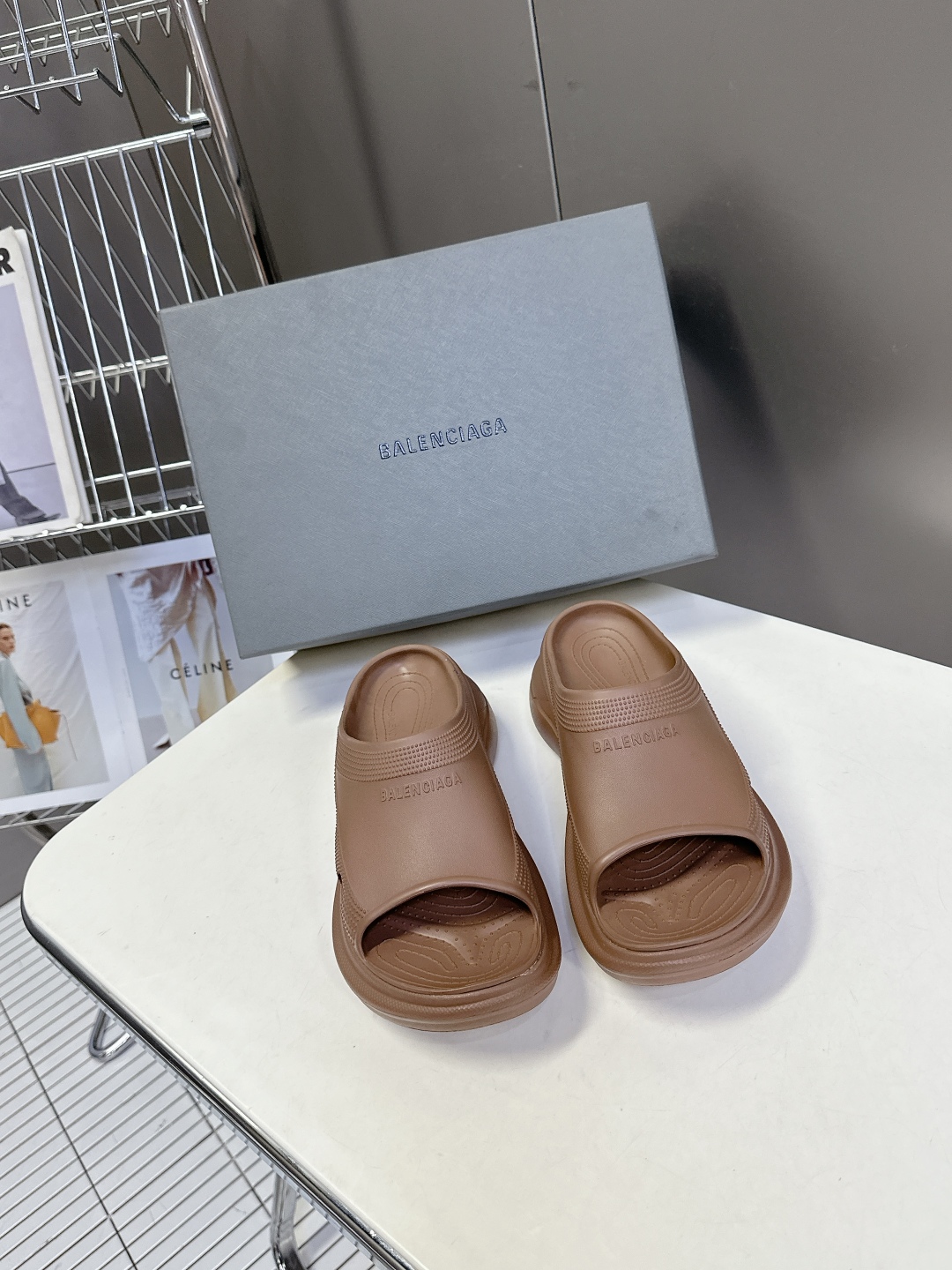  BALENCIAGA巴黎世家春夏情侣款拖鞋👉最新款✨系列推出探索时尚界对于原创与挪用的概念、以全新系列