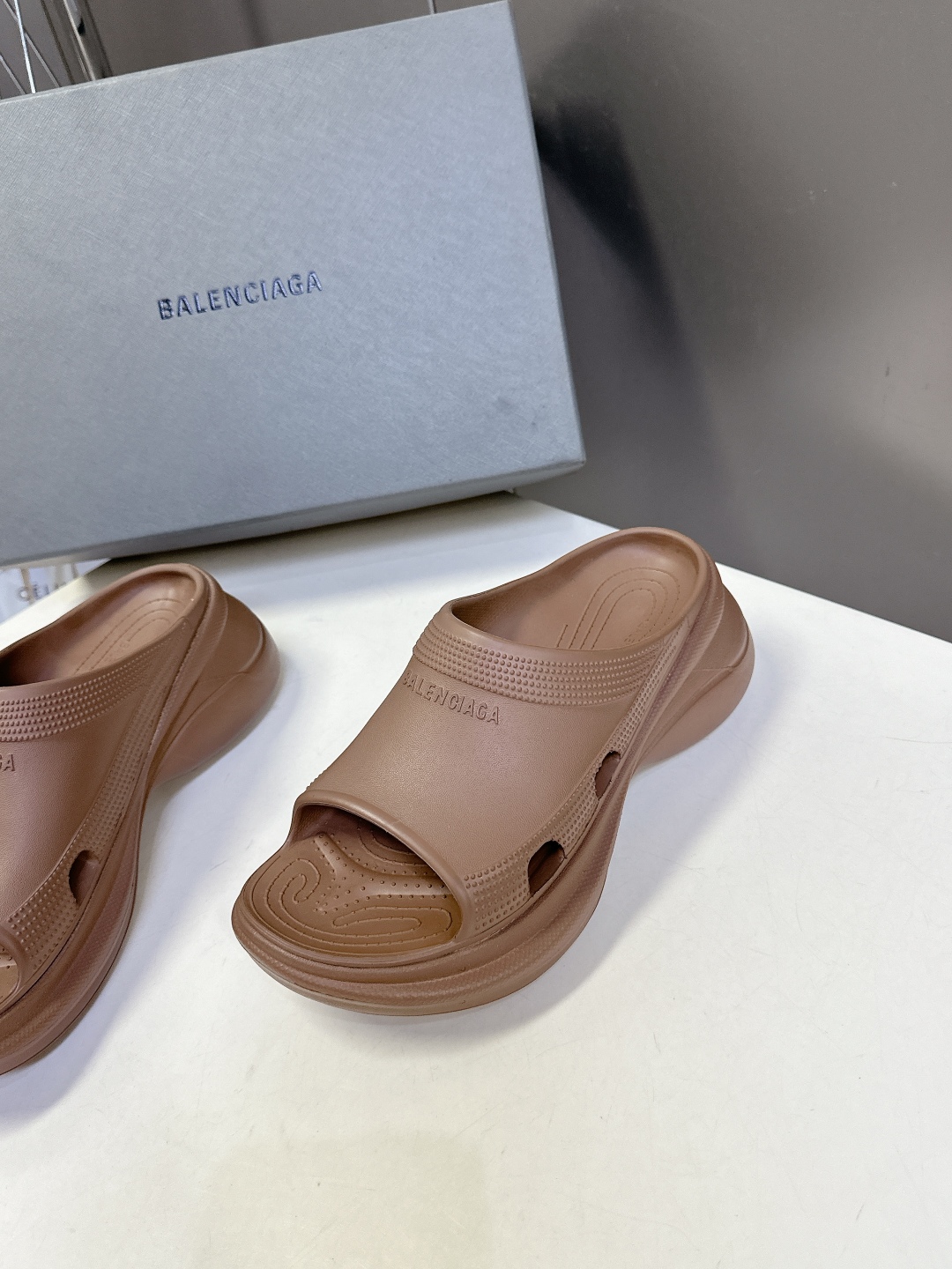  BALENCIAGA巴黎世家春夏情侣款拖鞋👉最新款✨系列推出探索时尚界对于原创与挪用的概念、以全新系列
