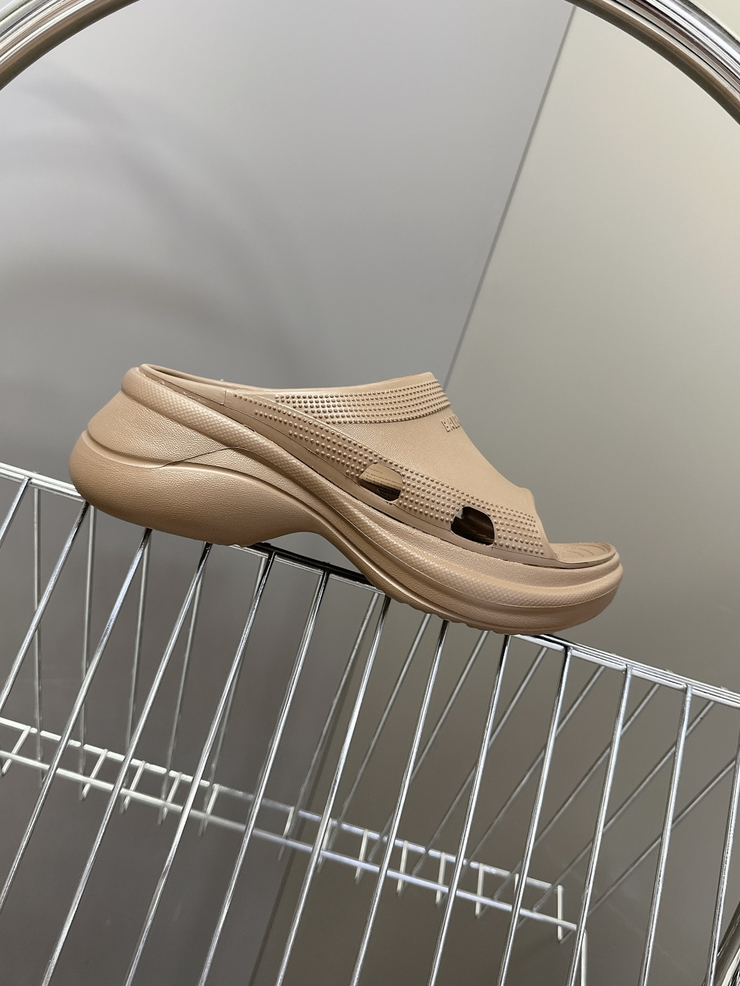  BALENCIAGA巴黎世家春夏情侣款拖鞋👉最新款✨系列推出探索时尚界对于原创与挪用的概念、以全新系列