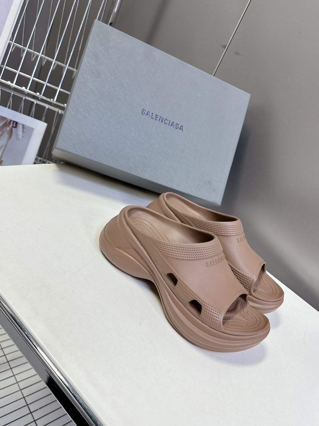  BALENCIAGA巴黎世家春夏情侣款拖鞋👉最新款✨系列推出探索时尚界对于原创与挪用的概念、以全新系列