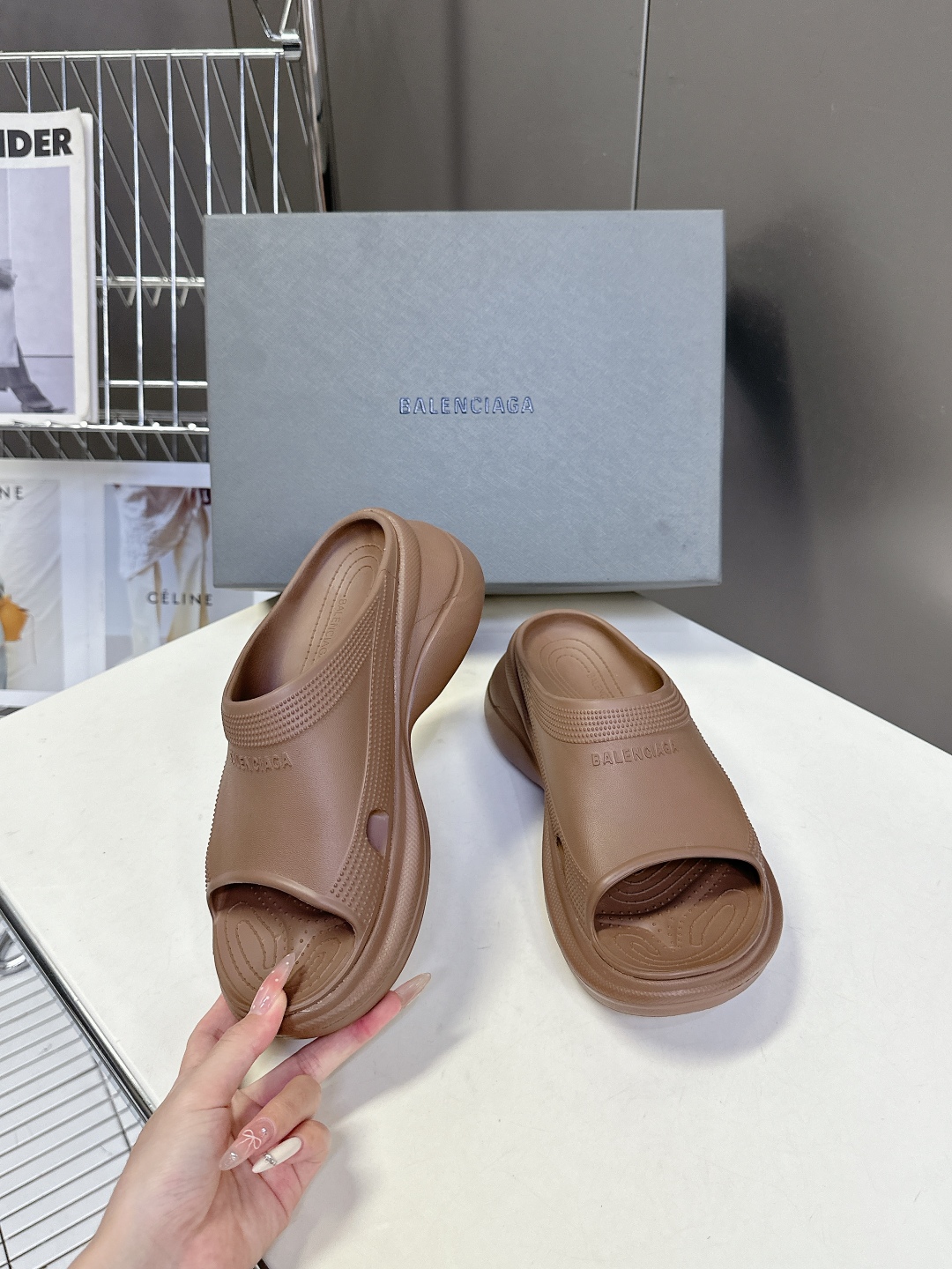  BALENCIAGA巴黎世家春夏情侣款拖鞋👉最新款✨系列推出探索时尚界对于原创与挪用的概念、以全新系列