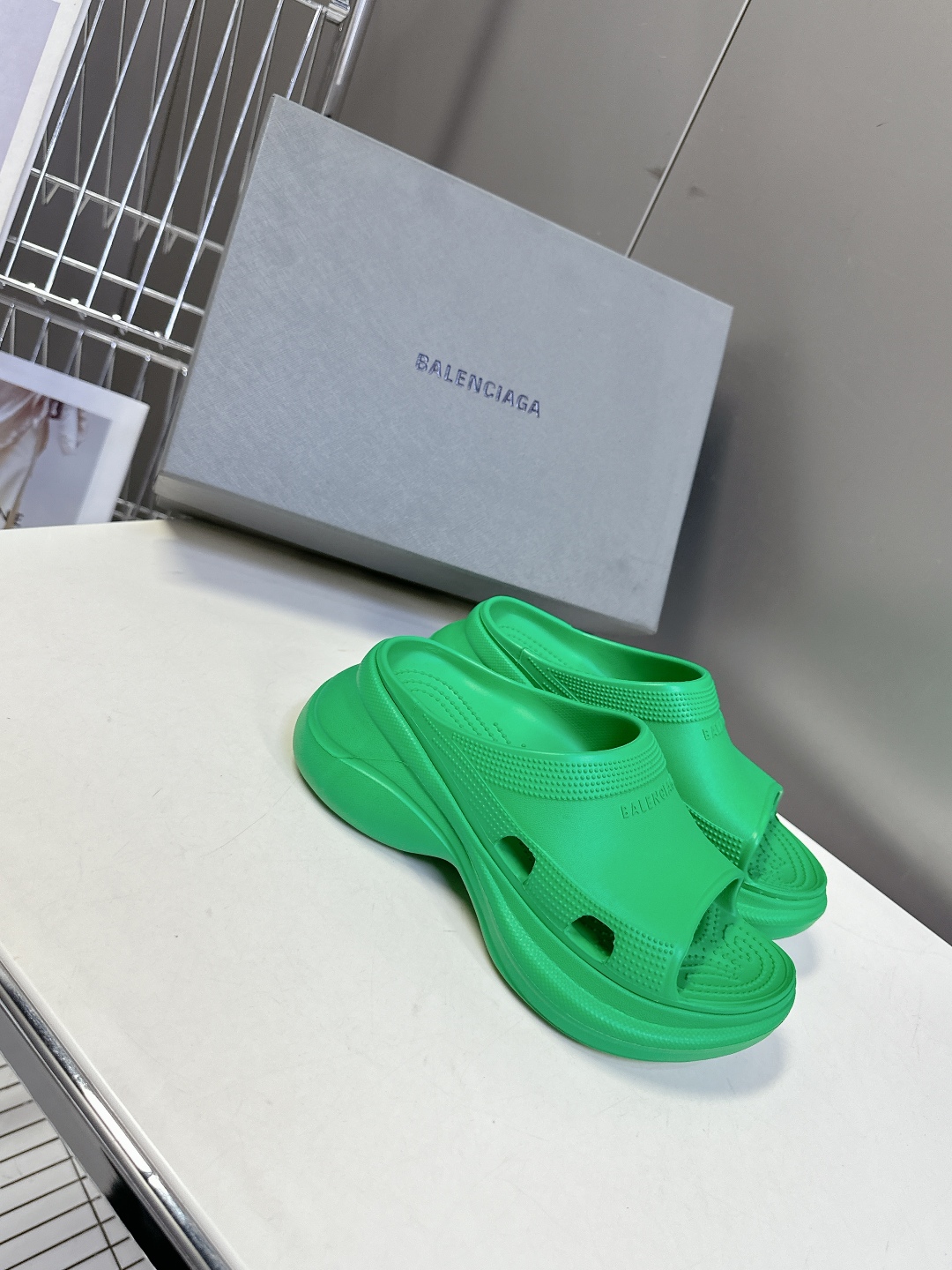  BALENCIAGA巴黎世家春夏情侣款拖鞋👉最新款✨系列推出探索时尚界对于原创与挪用的概念、以全新系列