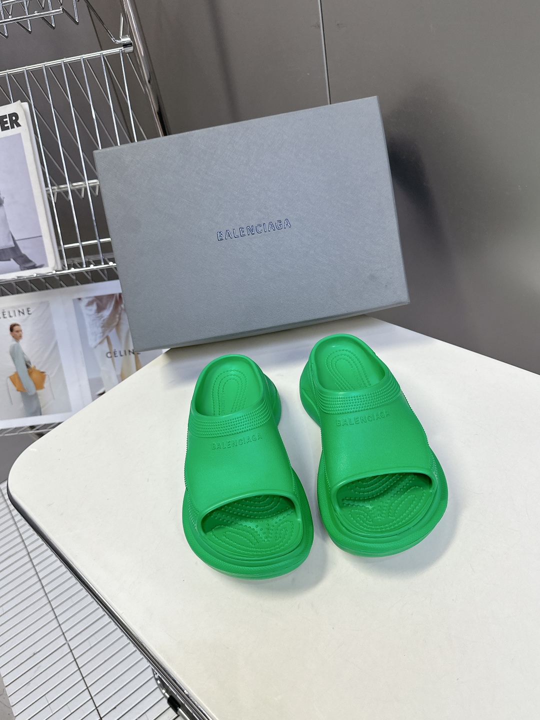  BALENCIAGA巴黎世家春夏情侣款拖鞋👉最新款✨系列推出探索时尚界对于原创与挪用的概念、以全新系列