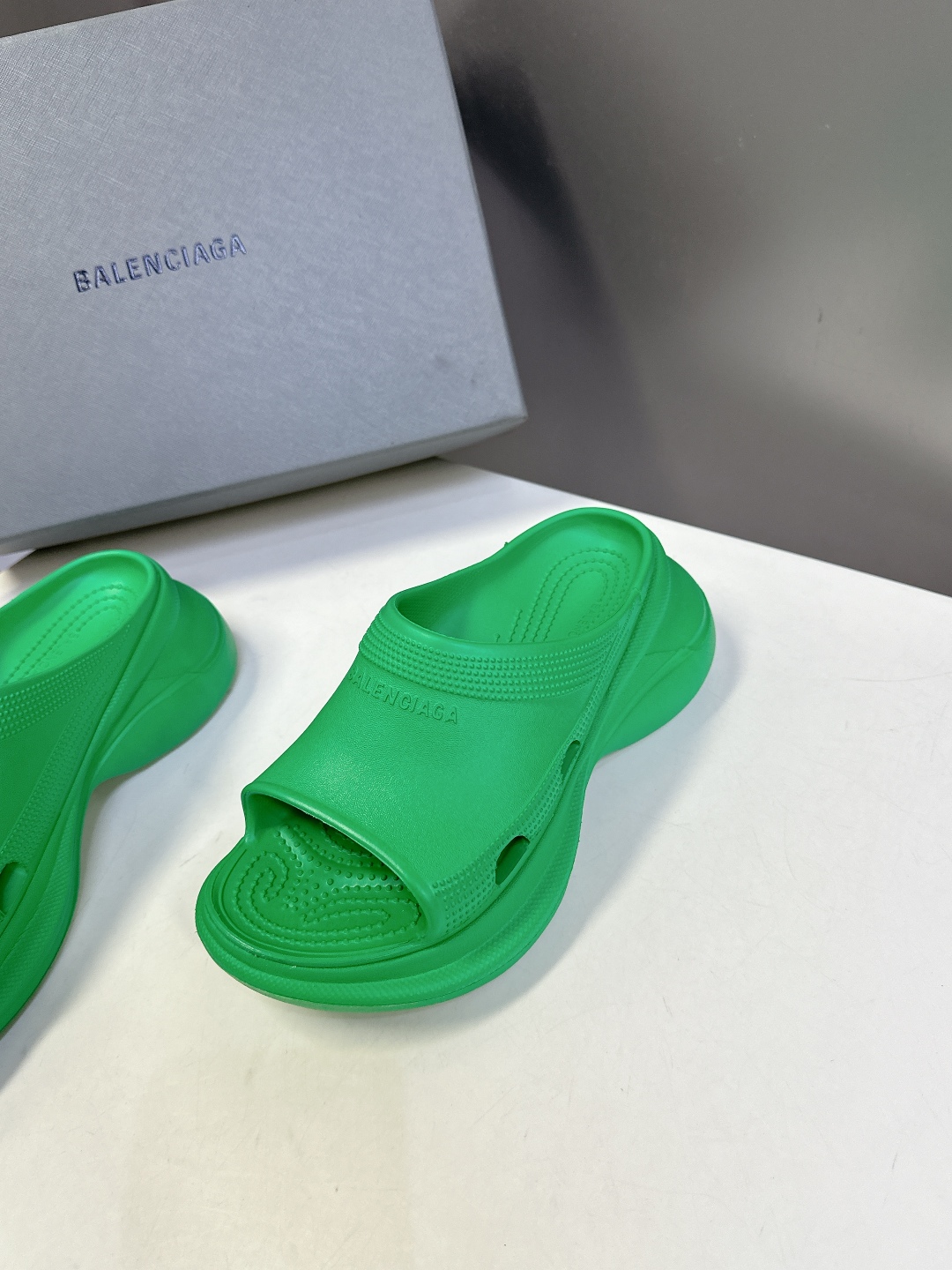  BALENCIAGA巴黎世家春夏情侣款拖鞋👉最新款✨系列推出探索时尚界对于原创与挪用的概念、以全新系列