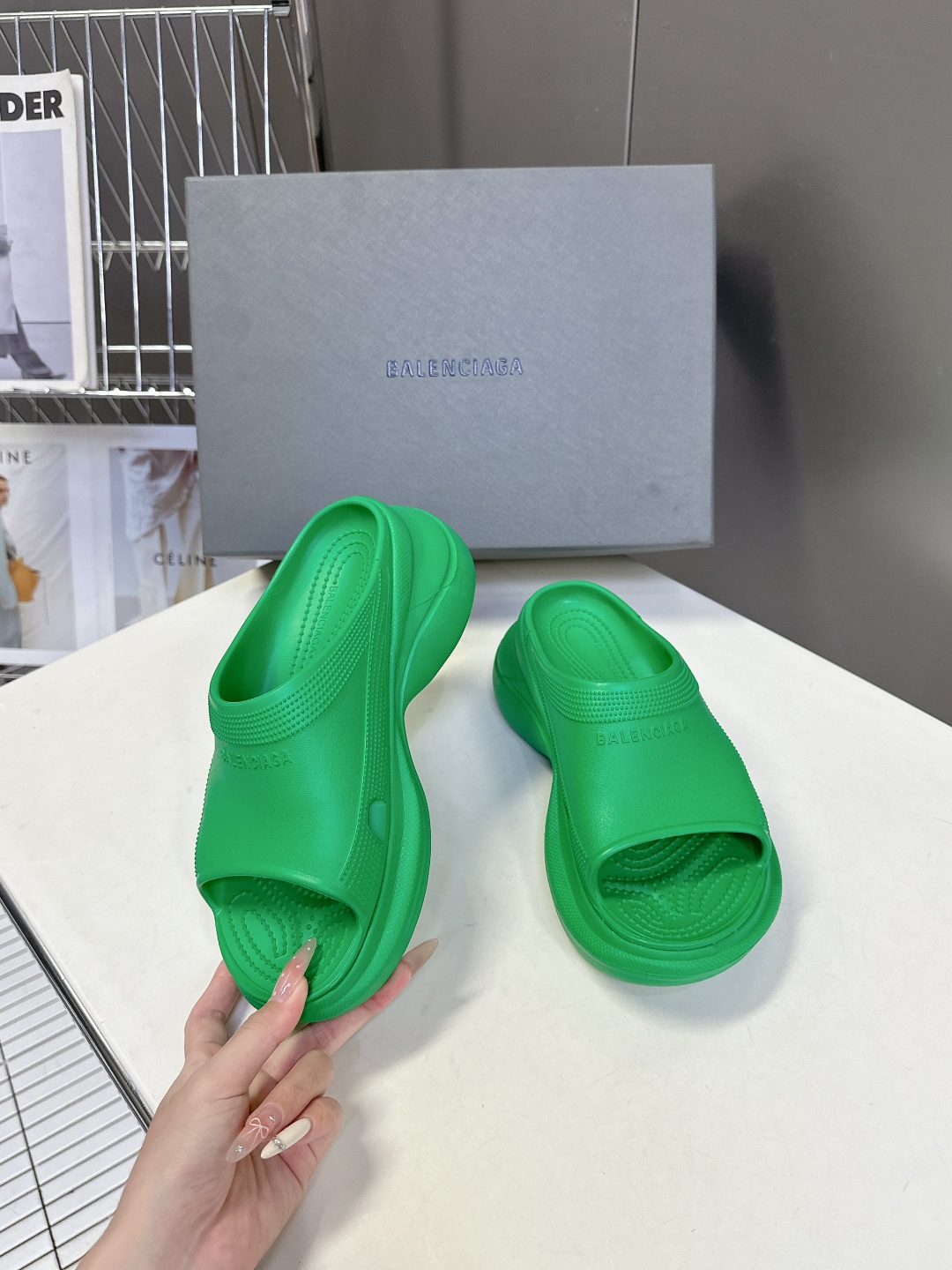  BALENCIAGA巴黎世家春夏情侣款拖鞋👉最新款✨系列推出探索时尚界对于原创与挪用的概念、以全新系列