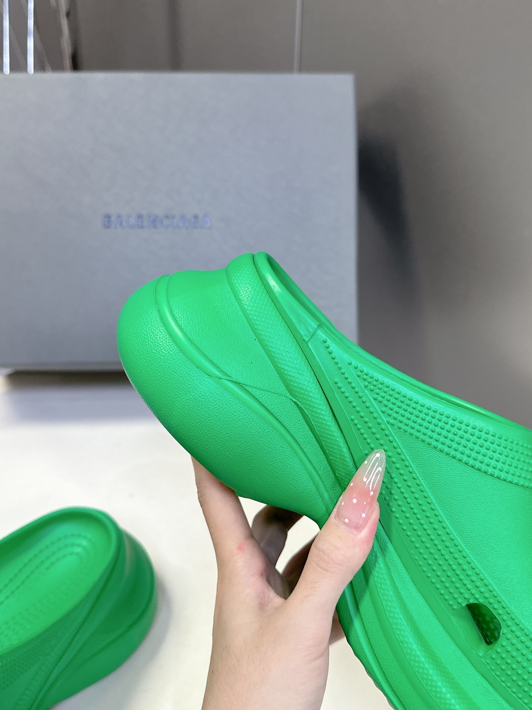  BALENCIAGA巴黎世家春夏情侣款拖鞋👉最新款✨系列推出探索时尚界对于原创与挪用的概念、以全新系列