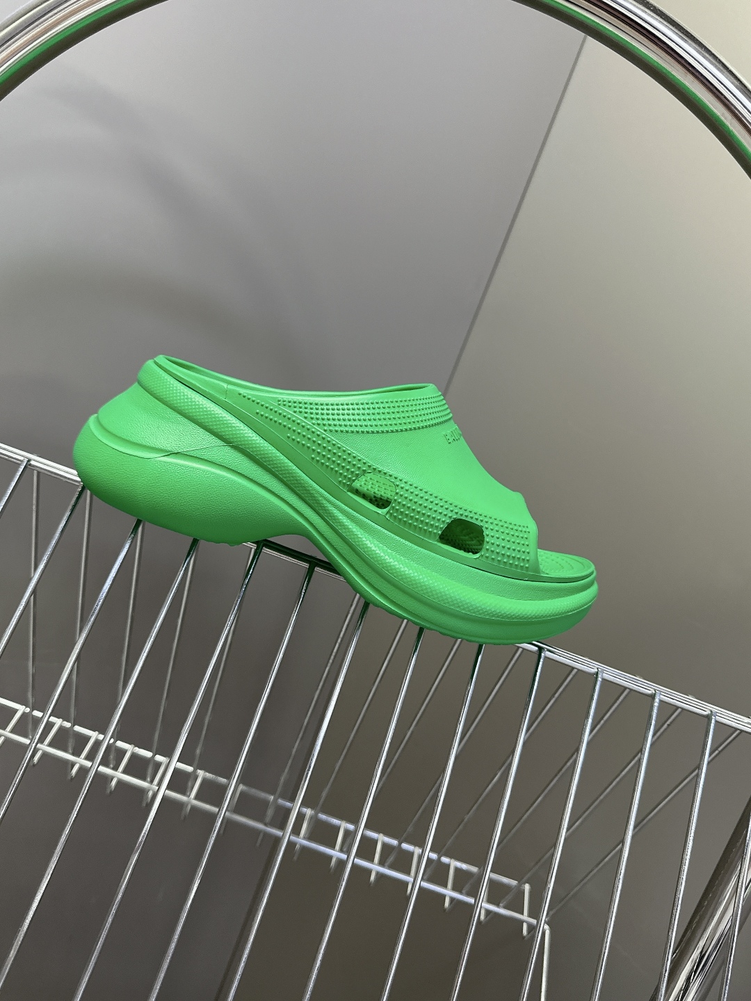  BALENCIAGA巴黎世家春夏情侣款拖鞋👉最新款✨系列推出探索时尚界对于原创与挪用的概念、以全新系列