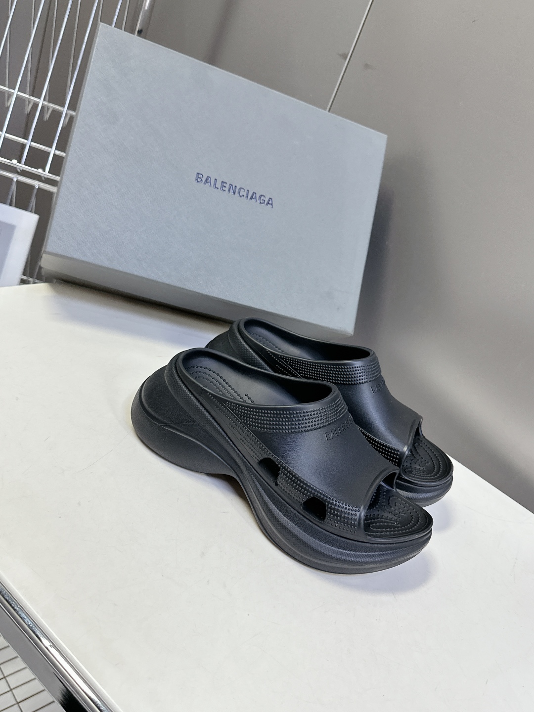  BALENCIAGA巴黎世家春夏情侣款拖鞋👉最新款✨系列推出探索时尚界对于原创与挪用的概念、以全新系列