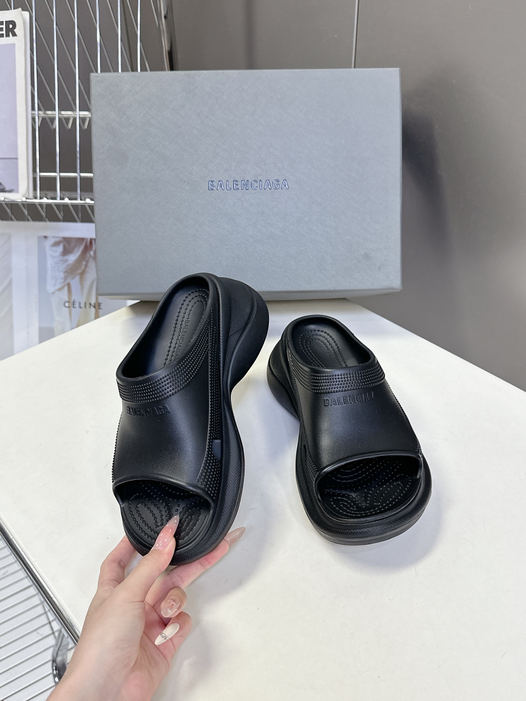  BALENCIAGA巴黎世家春夏情侣款拖鞋👉最新款✨系列推出探索时尚界对于原创与挪用的概念、以全新系列