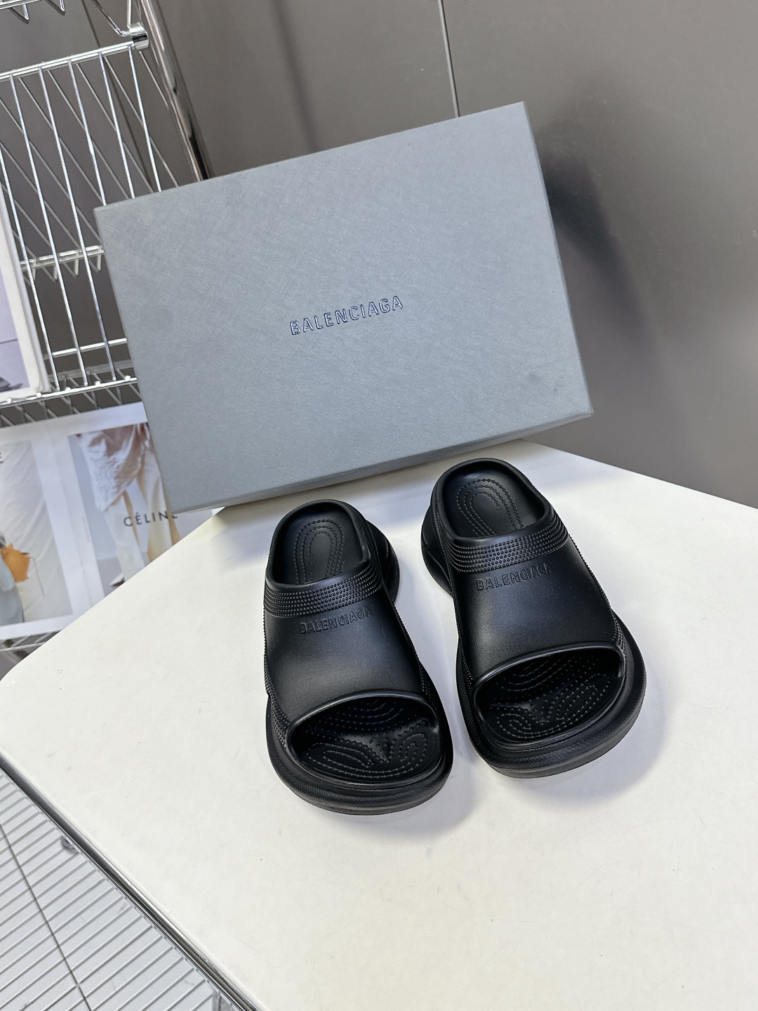  BALENCIAGA巴黎世家春夏情侣款拖鞋👉最新款✨系列推出探索时尚界对于原创与挪用的概念、以全新系列