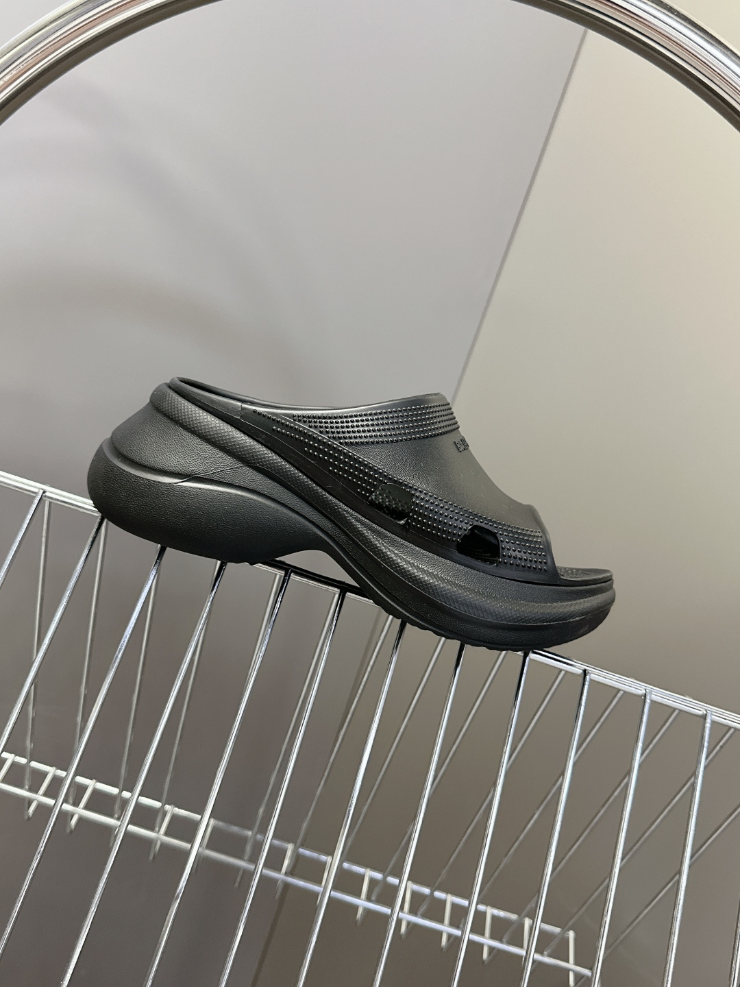  BALENCIAGA巴黎世家春夏情侣款拖鞋👉最新款✨系列推出探索时尚界对于原创与挪用的概念、以全新系列