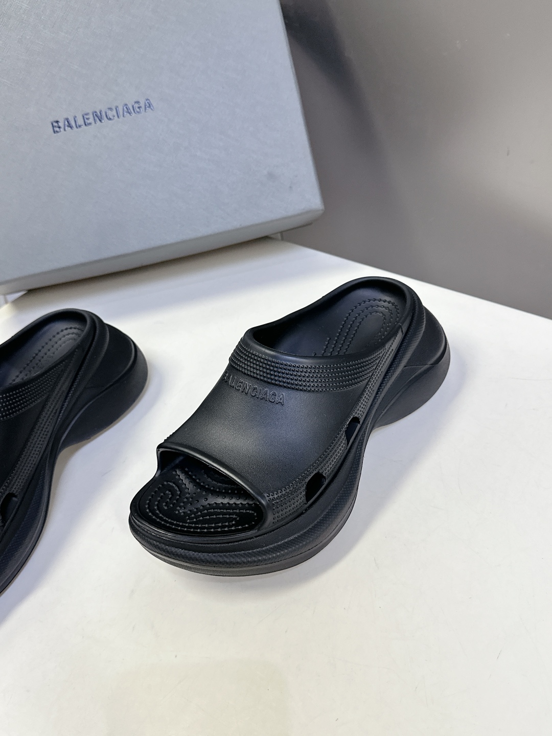  BALENCIAGA巴黎世家春夏情侣款拖鞋👉最新款✨系列推出探索时尚界对于原创与挪用的概念、以全新系列