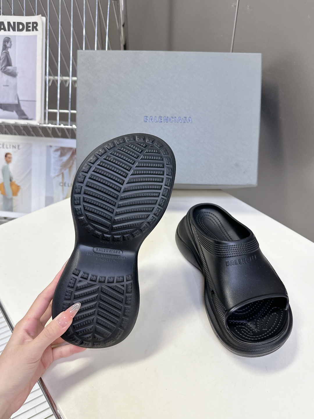  BALENCIAGA巴黎世家春夏情侣款拖鞋👉最新款✨系列推出探索时尚界对于原创与挪用的概念、以全新系列