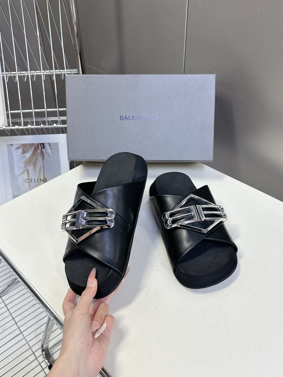 男装➕10 Balenciaga巴黎世家25SS秀款情侣拖鞋
     巴家25秀场出镜率最高的单品 超