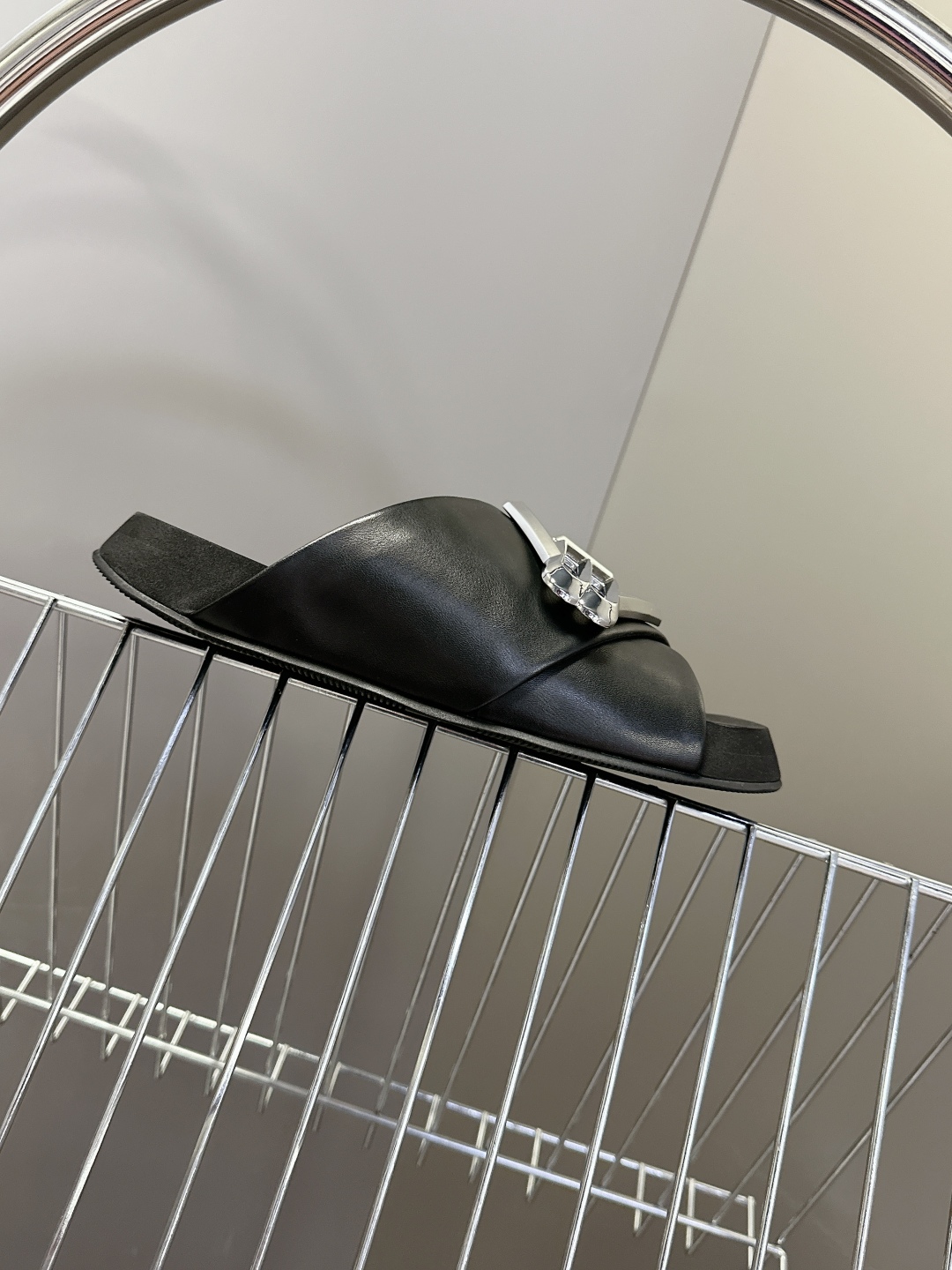 男装➕10 Balenciaga巴黎世家25SS秀款情侣拖鞋
     巴家25秀场出镜率最高的单品 超