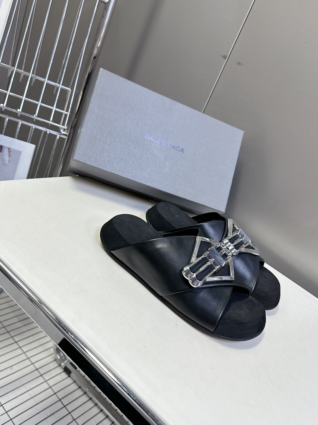 男装➕10 Balenciaga巴黎世家25SS秀款情侣拖鞋
     巴家25秀场出镜率最高的单品 超