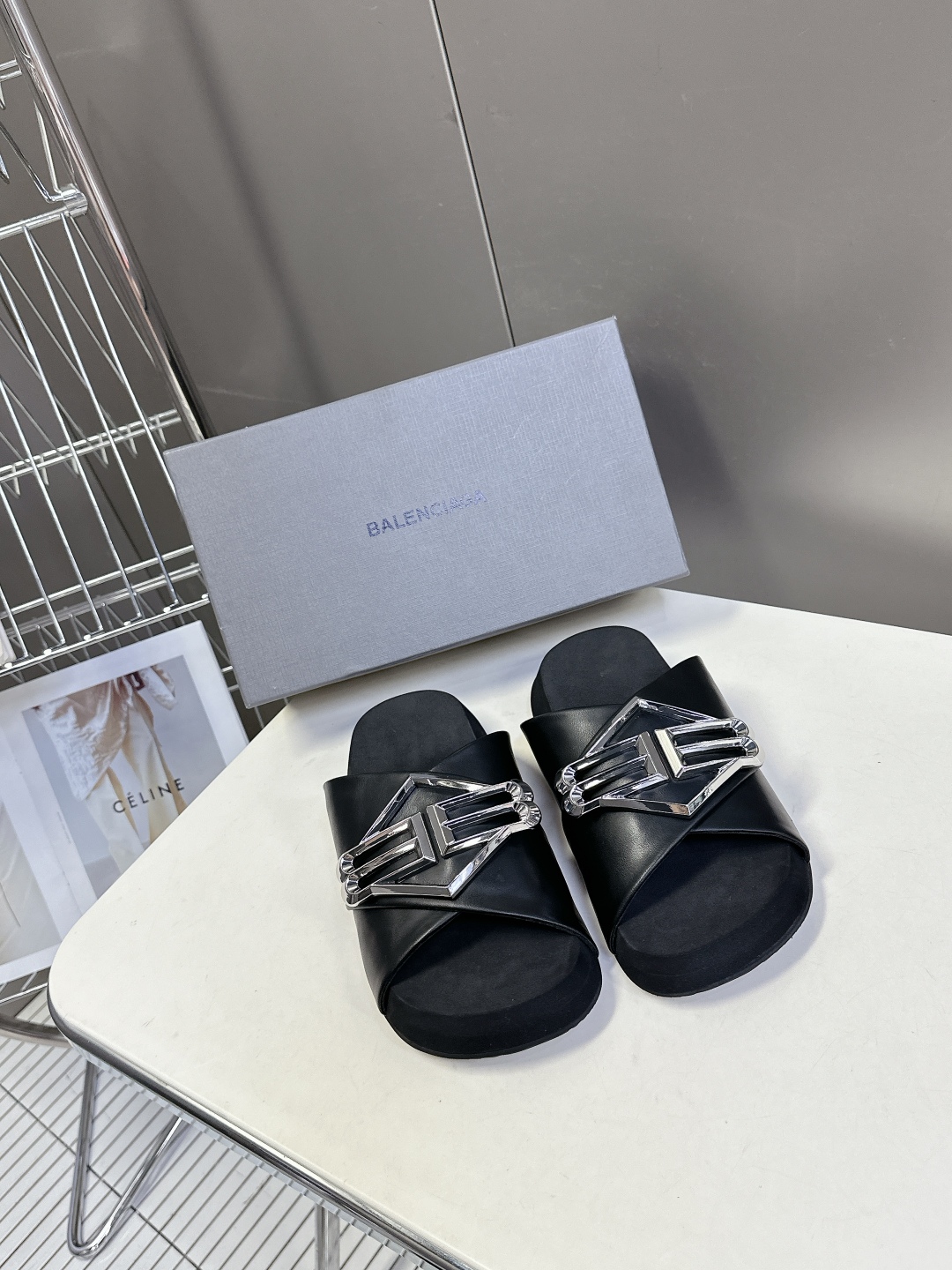 男装➕10 Balenciaga巴黎世家25SS秀款情侣拖鞋
     巴家25秀场出镜率最高的单品 超