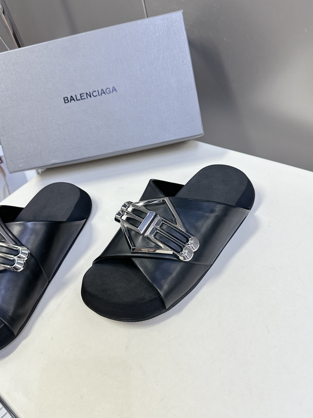 男装➕10 Balenciaga巴黎世家25SS秀款情侣拖鞋
     巴家25秀场出镜率最高的单品 超