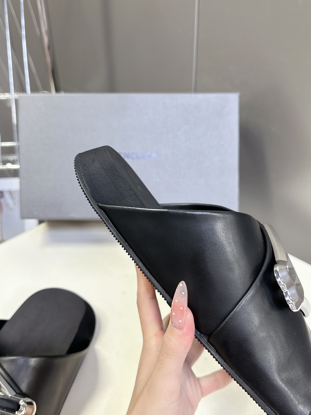男装➕10 Balenciaga巴黎世家25SS秀款情侣拖鞋
     巴家25秀场出镜率最高的单品 超