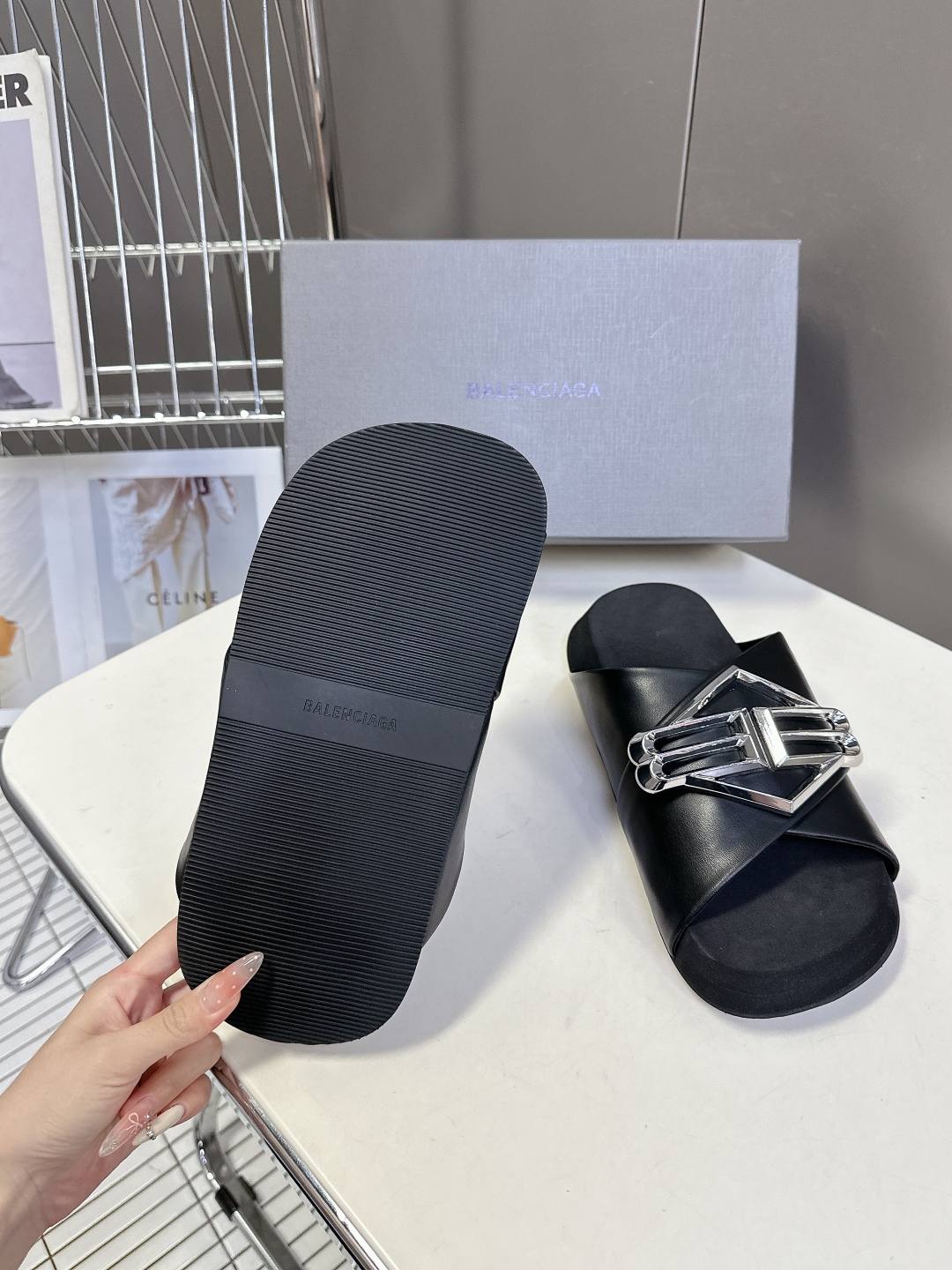 男装➕10 Balenciaga巴黎世家25SS秀款情侣拖鞋
     巴家25秀场出镜率最高的单品 超