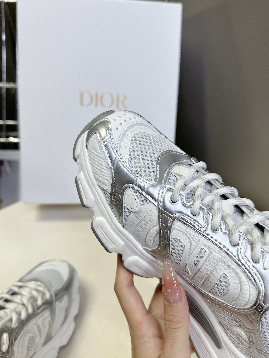  Dior迪奥Chrono系列运动鞋
太古汇RMB9200购入开发 这款Dior chrono运动鞋延续