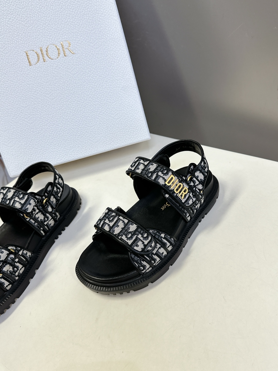  Dior迪奥春夏最新款魔术贴凉鞋、超多明星网红种草、经典的版型设计➕上迪奥LOGO五金点缀、超好看超百