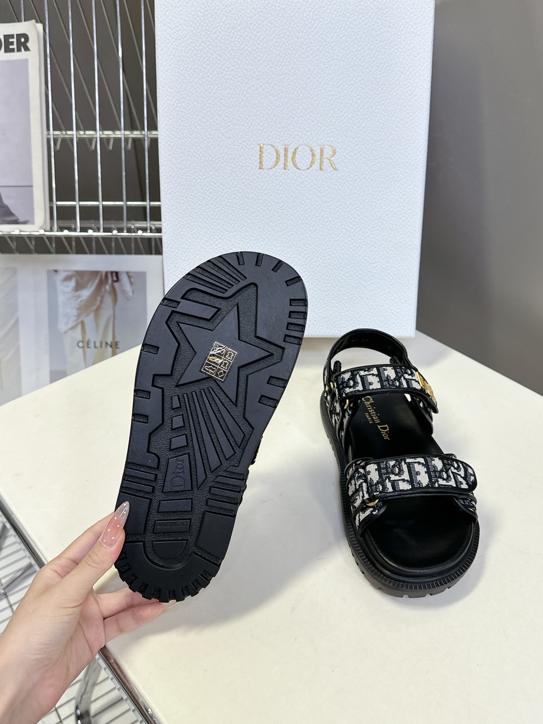 Dior迪奥春夏最新款魔术贴凉鞋、超多明星网红种草、经典的版型设计➕上迪奥LOGO五金点缀、超好看超百