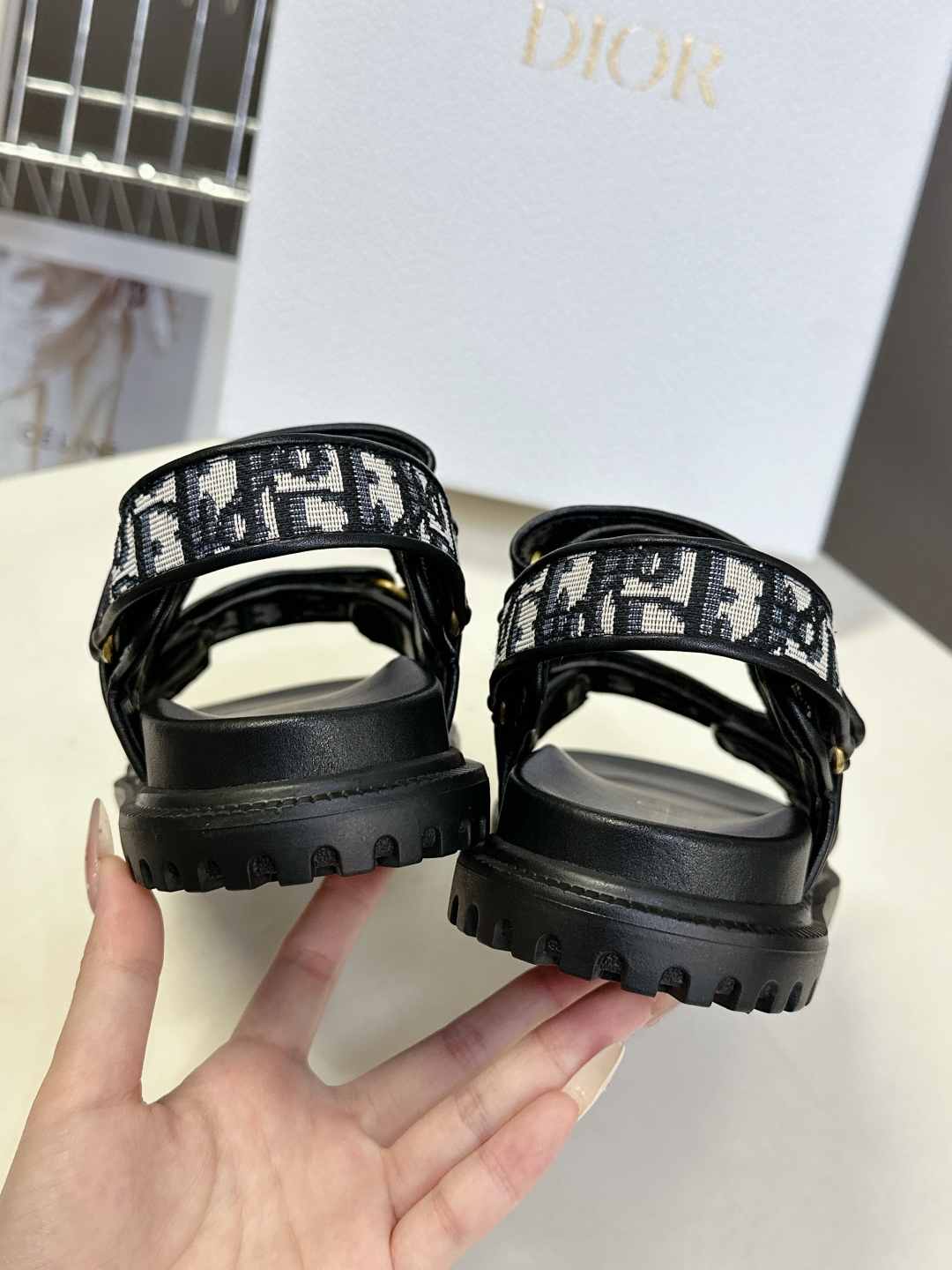  Dior迪奥春夏最新款魔术贴凉鞋、超多明星网红种草、经典的版型设计➕上迪奥LOGO五金点缀、超好看超百