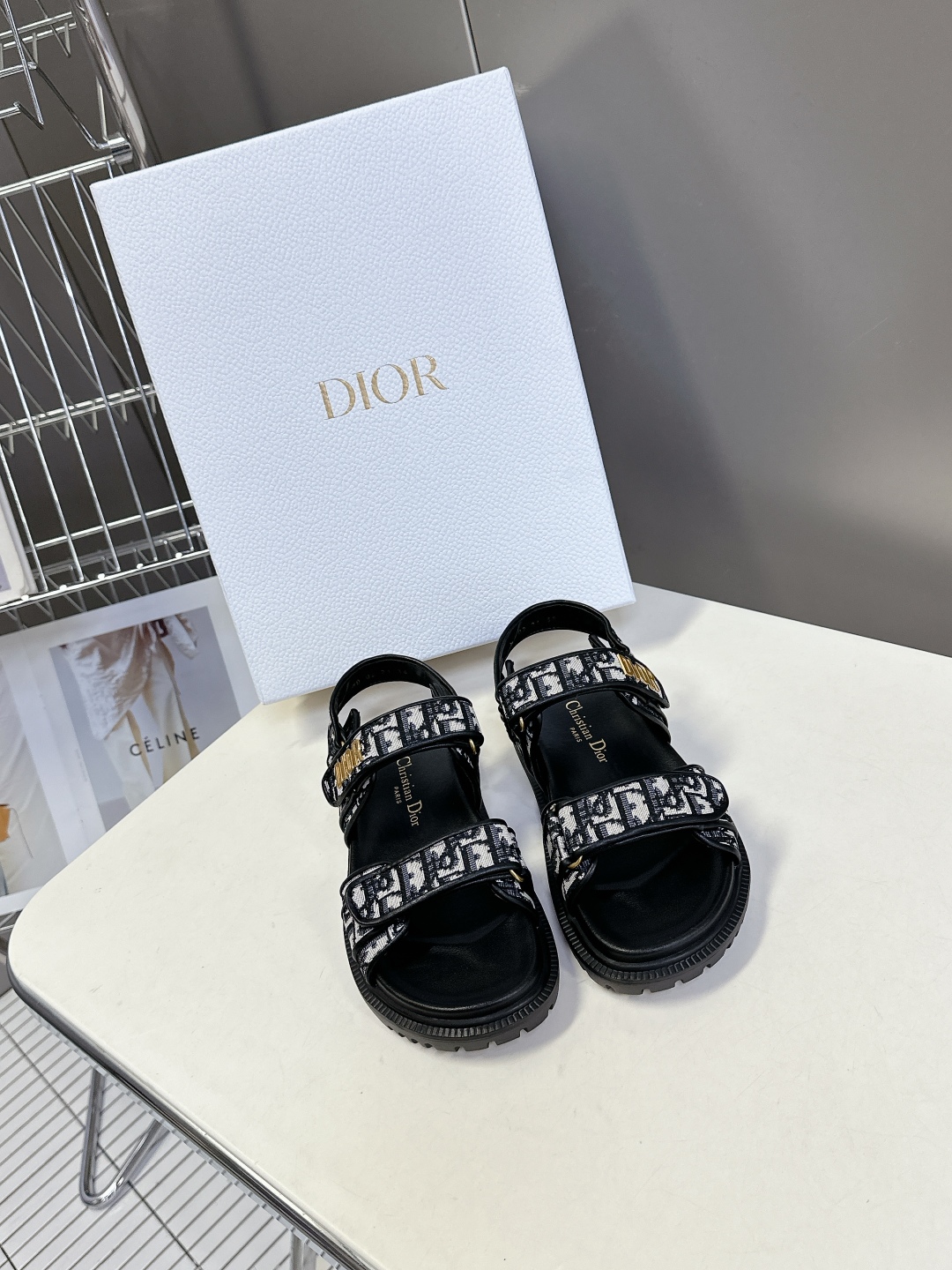  Dior迪奥春夏最新款魔术贴凉鞋、超多明星网红种草、经典的版型设计➕上迪奥LOGO五金点缀、超好看超百