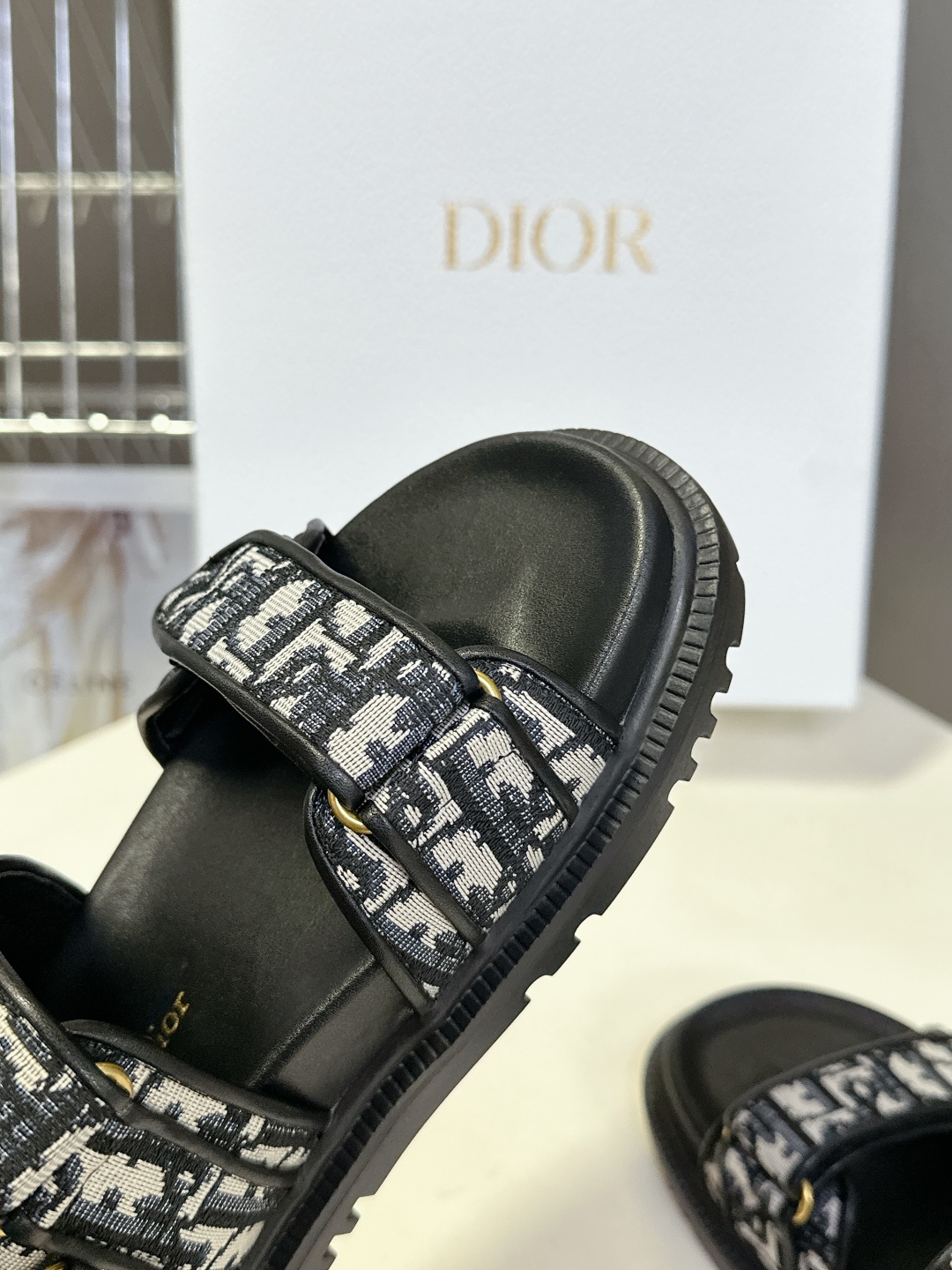  Dior迪奥春夏最新款魔术贴凉鞋、超多明星网红种草、经典的版型设计➕上迪奥LOGO五金点缀、超好看超百