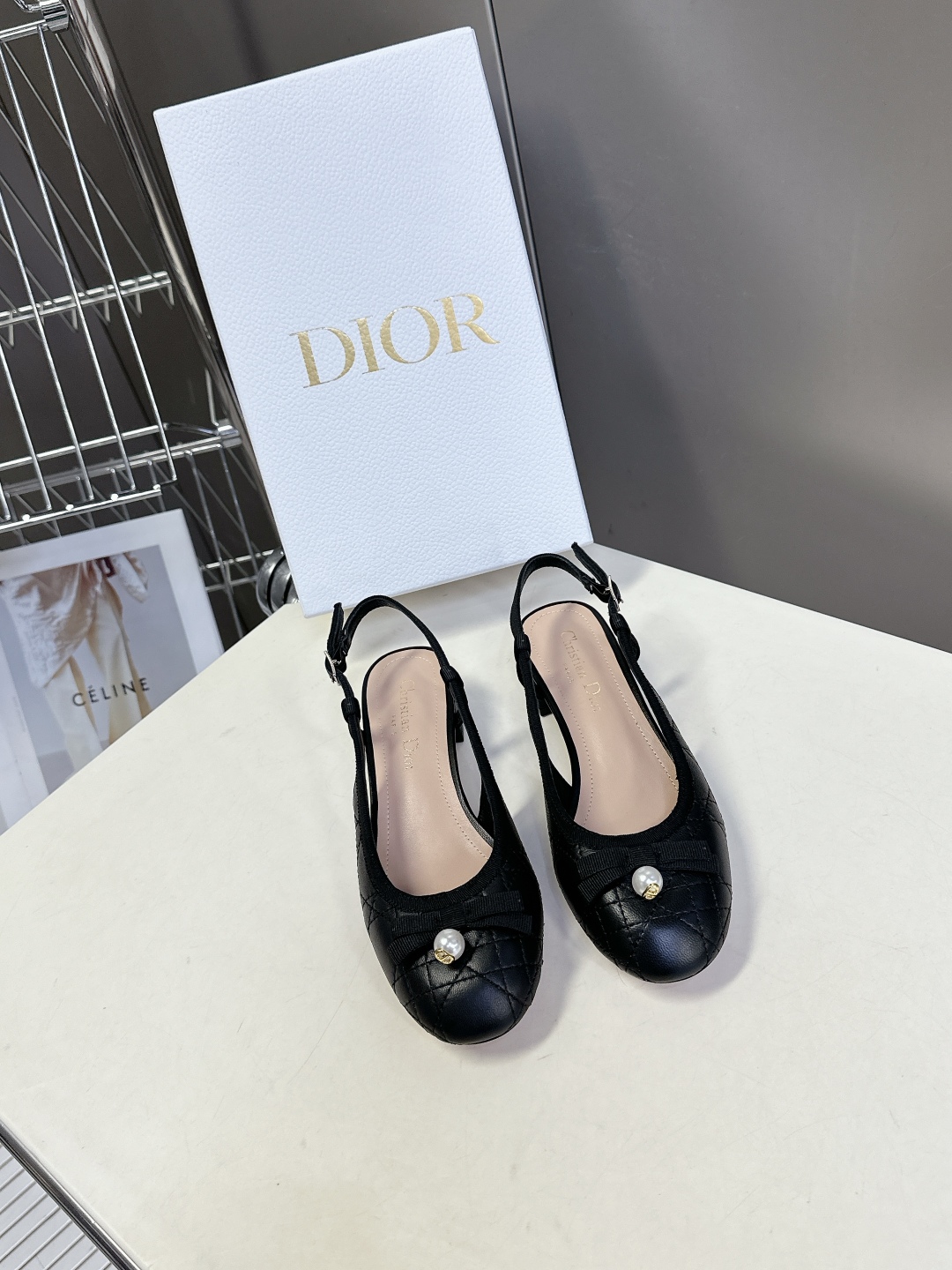  Dior迪奥春夏新款菱格后空时装鞋
   时尚优雅，饰以白色树脂珠饰和 CD 标志 圆头设计与粗跟相得
