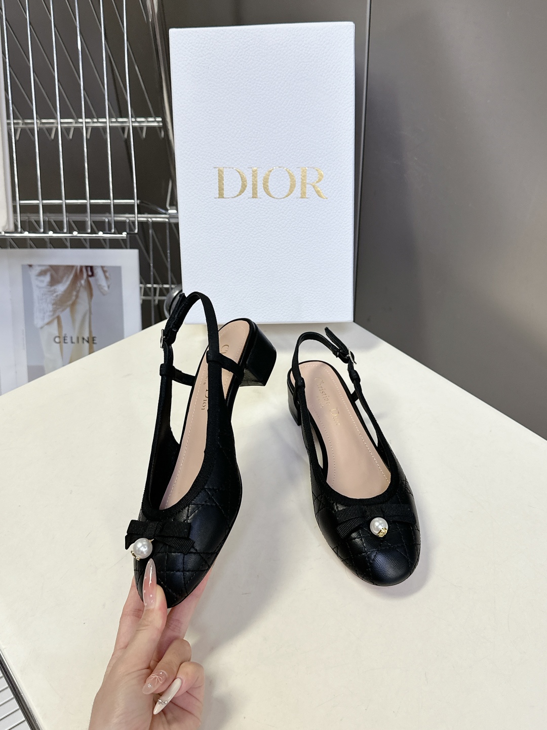  Dior迪奥春夏新款菱格后空时装鞋
   时尚优雅，饰以白色树脂珠饰和 CD 标志 圆头设计与粗跟相得