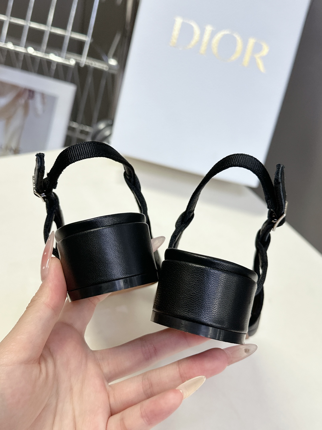  Dior迪奥春夏新款菱格后空时装鞋
   时尚优雅，饰以白色树脂珠饰和 CD 标志 圆头设计与粗跟相得