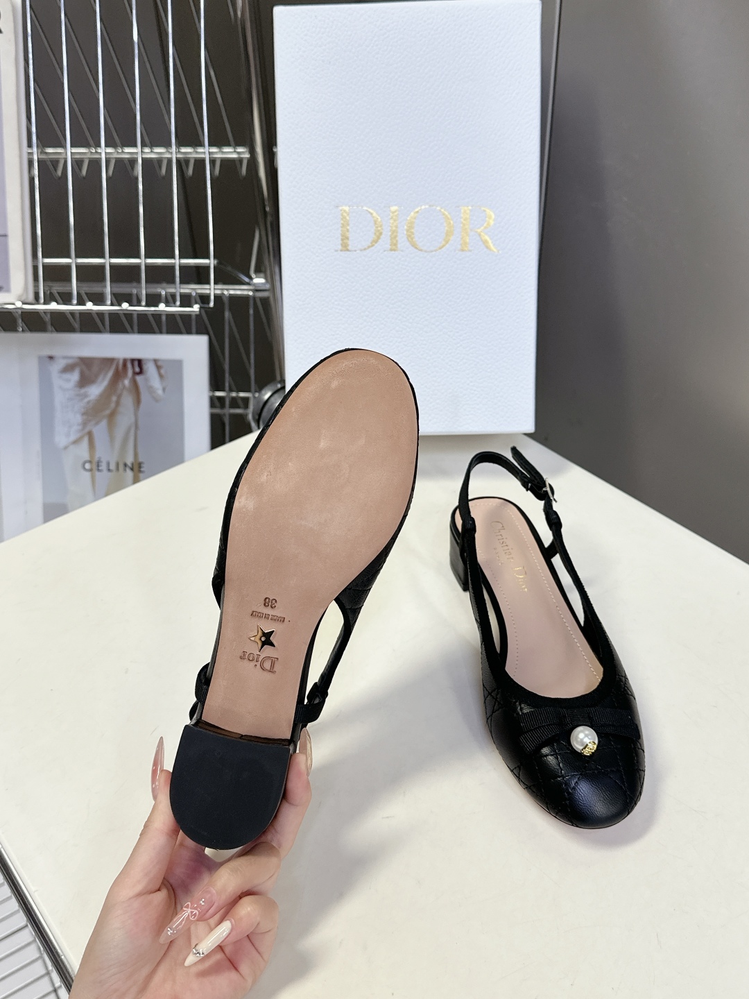  Dior迪奥春夏新款菱格后空时装鞋
   时尚优雅，饰以白色树脂珠饰和 CD 标志 圆头设计与粗跟相得